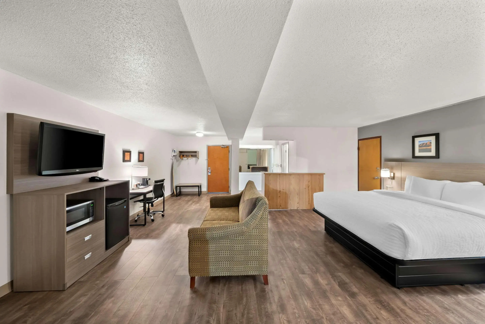 Clarion Inn & Suites and Convention Center