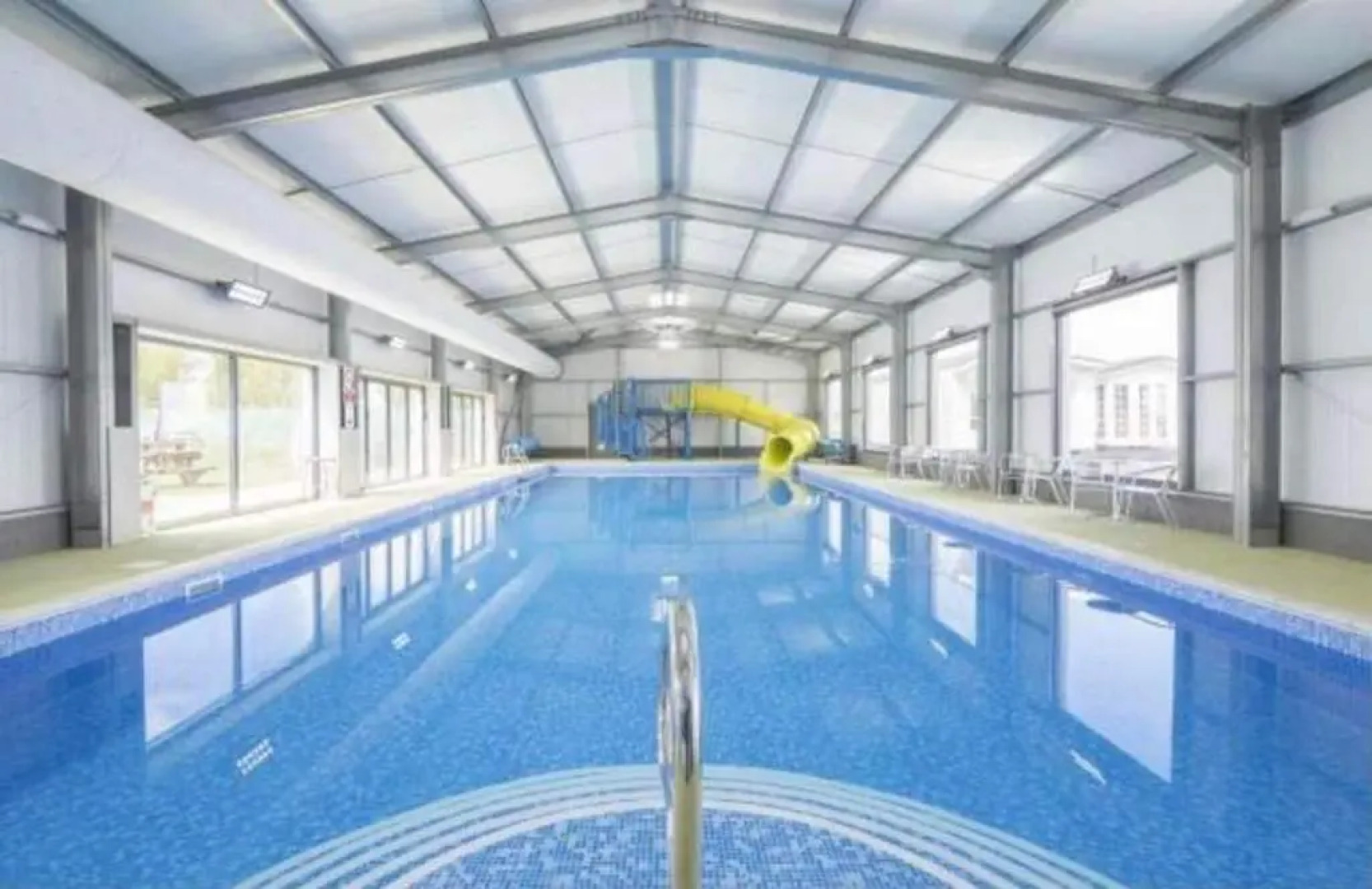 Lodge - Sleeps 8 - Parking, Wifi,