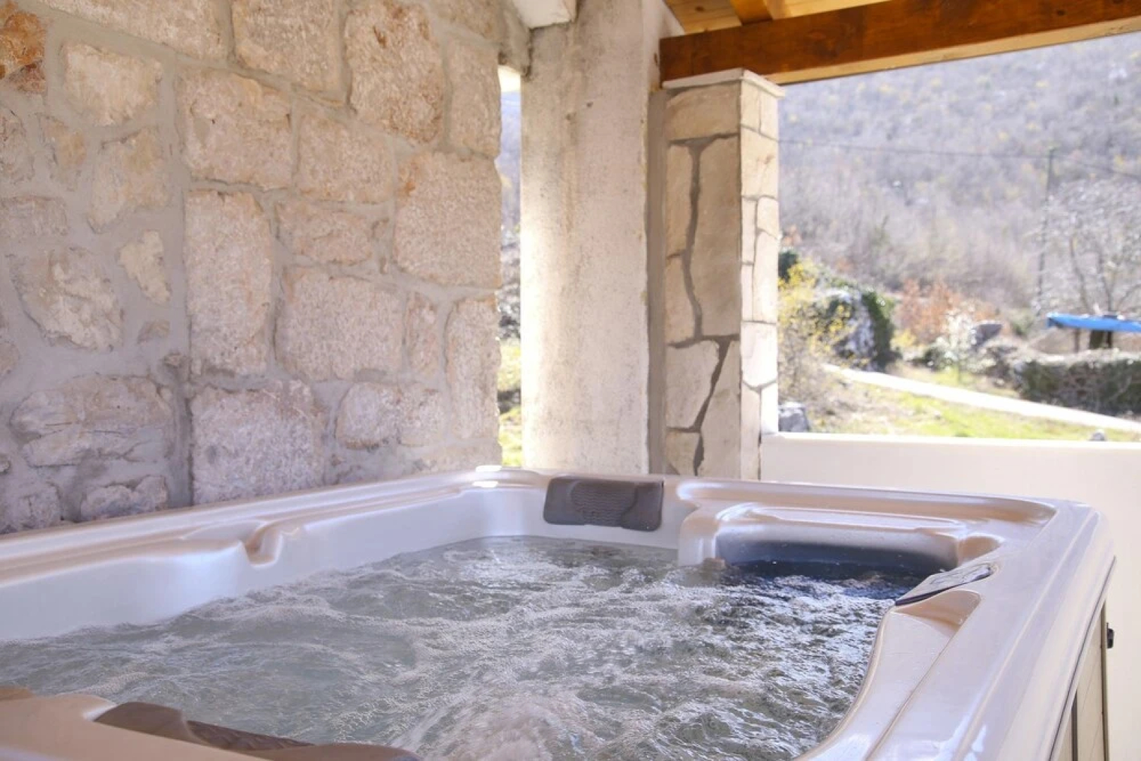 Rustic Stone House Bajeli with Jacuzzi