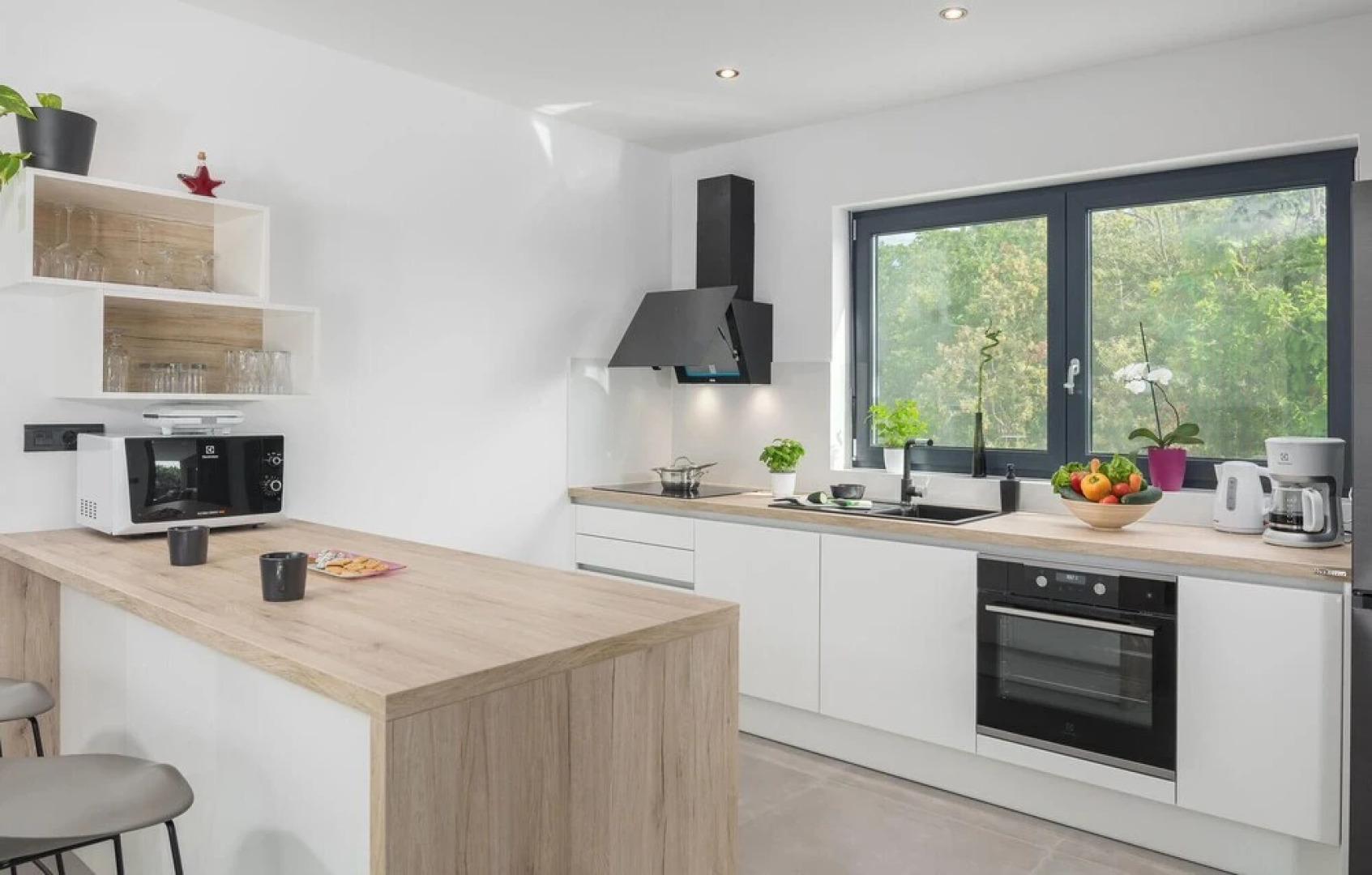 Beautiful Home in Rebici with Hot Tub, Sauna & 4 Bedrooms