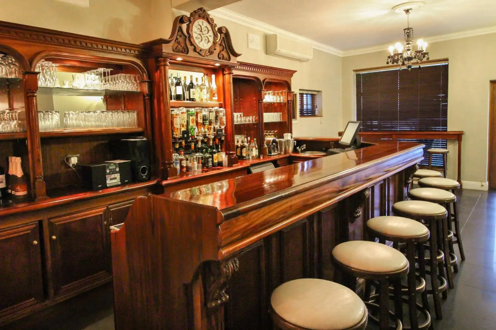 The Victorian 1906 Hotel