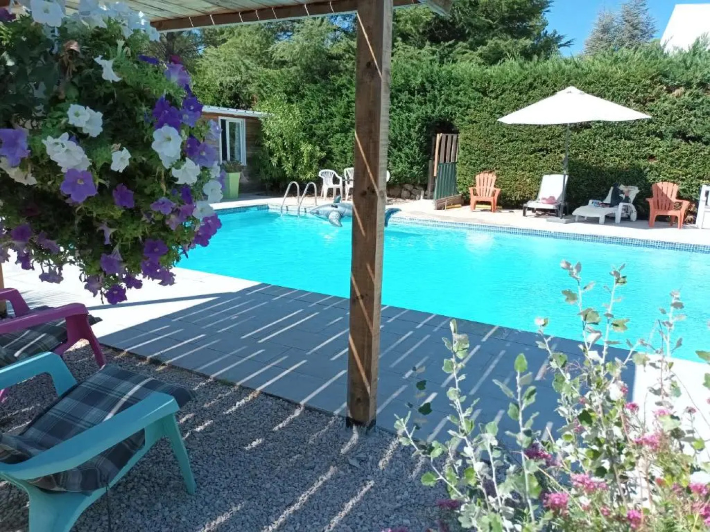 Chambres tomate, dans maison avec petit escalier et Stanna, à 6km du festival de piano de la roque d'anthéron