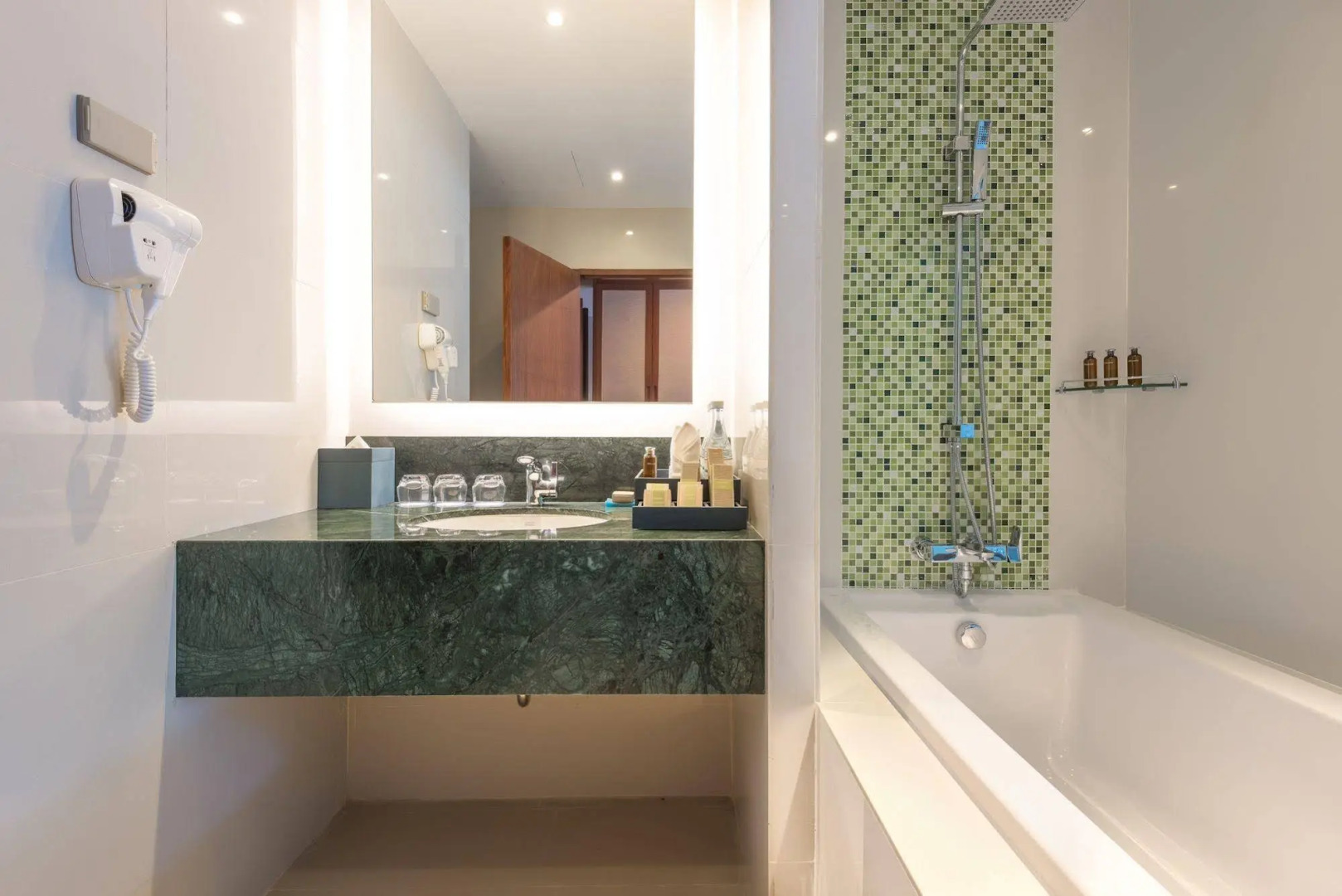 Курортный отель Fishermen's Harbour Urban Resort