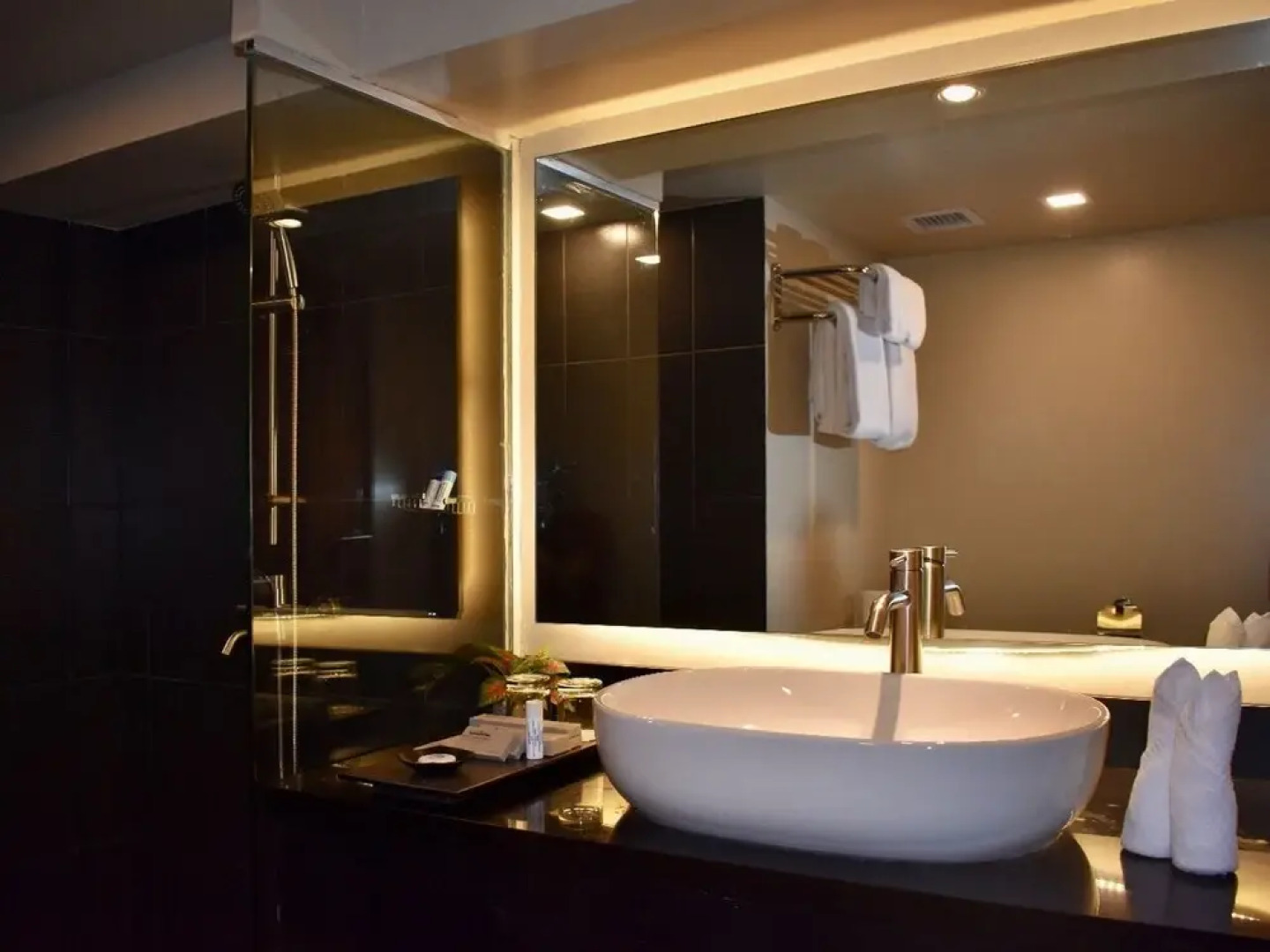 Doulos Phos The Ship Hotel