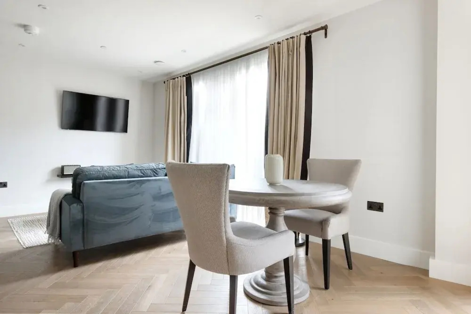 Sophisticated 2 Bedrooms by Spitafields