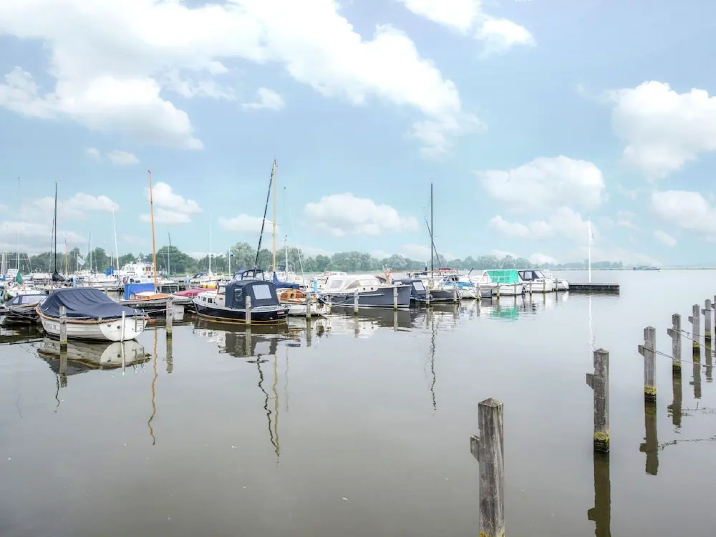 Cozy Houseboat at the Edge of the Marina