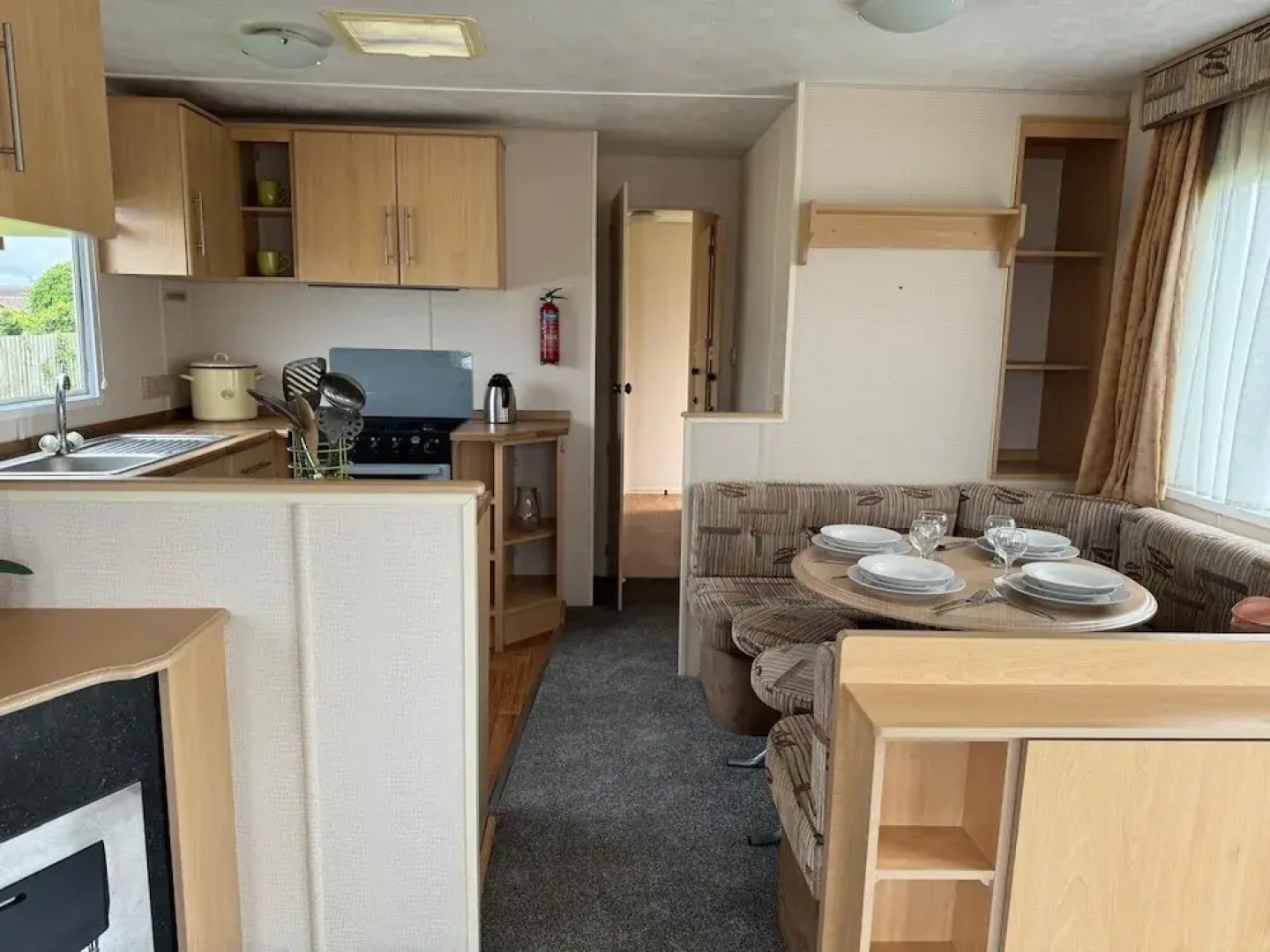 3 Bed Caravan - Sleeps 6 - Pets - Parking - Wifi