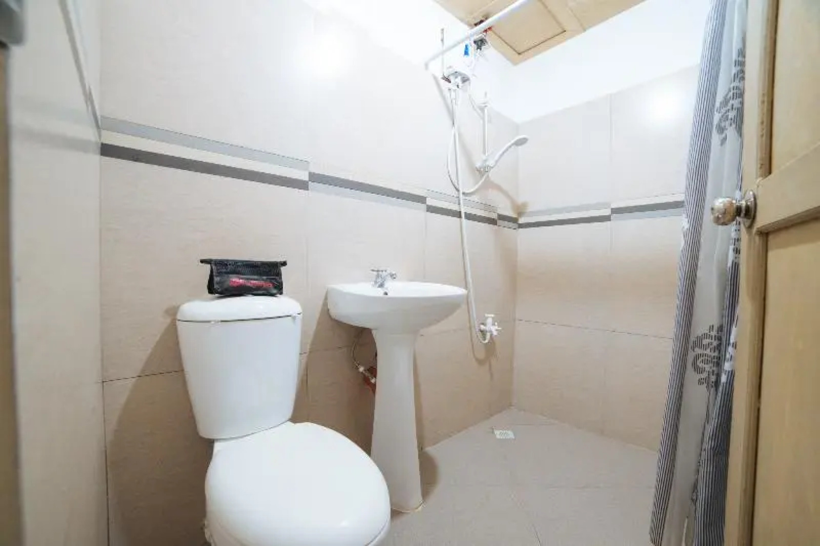 RedDoorz @ Sabang Beach Baler