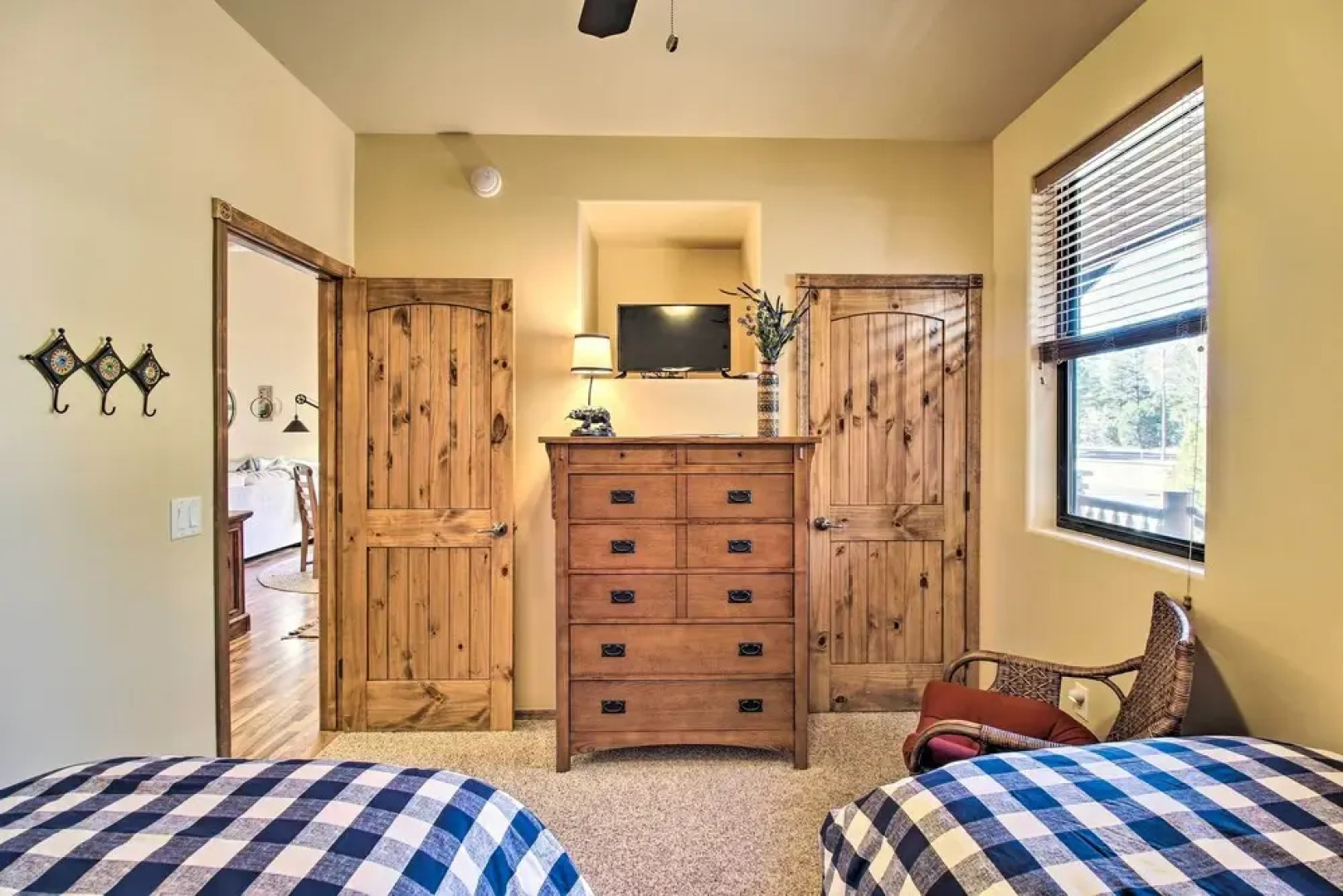 Fireside Comfort & Family Fun: Wooded Show Low Gem