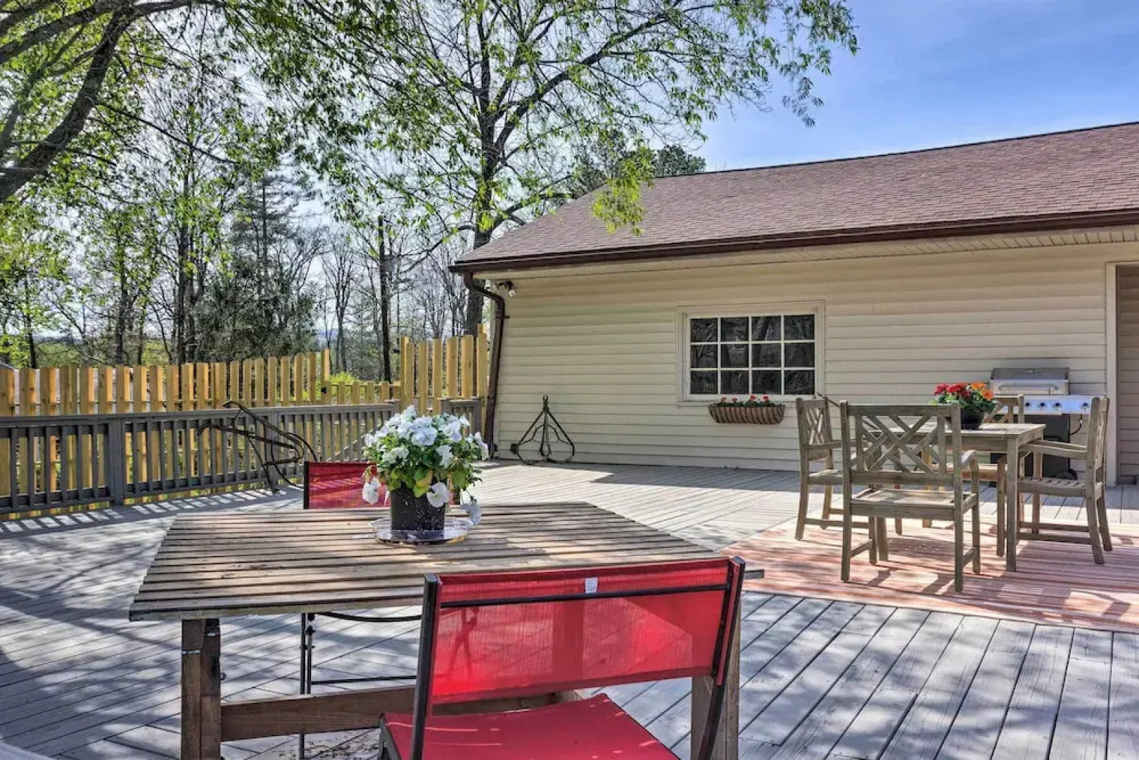 Dog-friendly Home: 1 Mi to Downtown Hendersonville