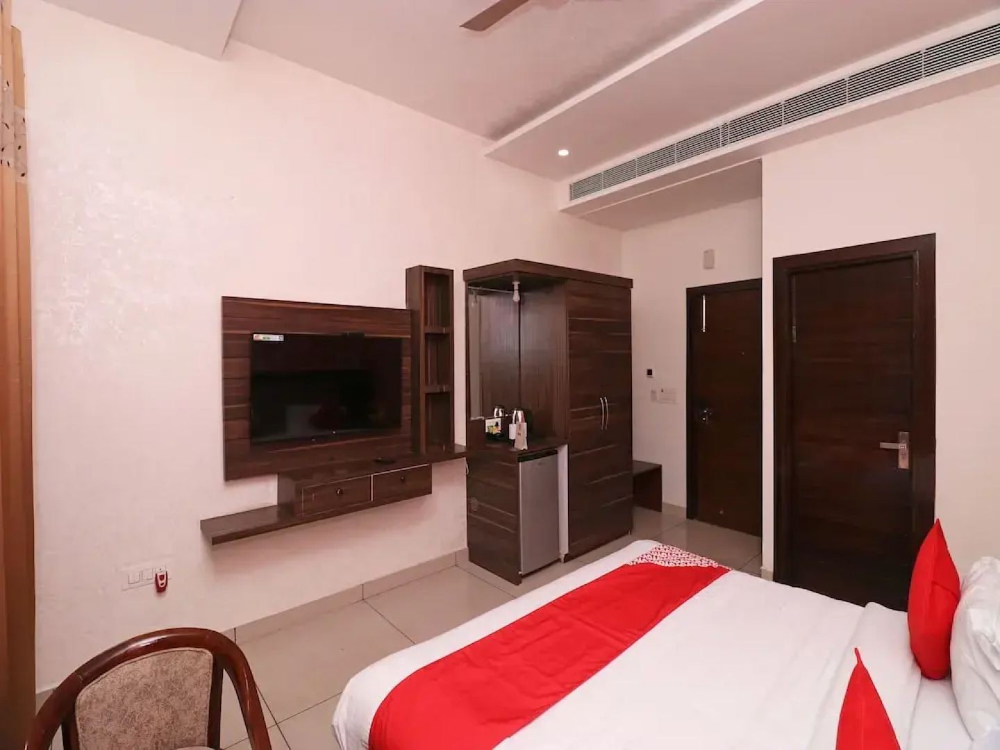 OYO 25076 Omang Hotel