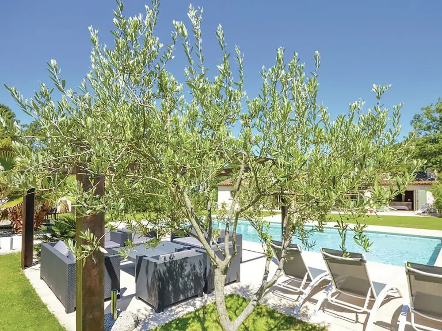 Top! Villa With Heated Jacuzzi, Private Pool, Large Lawn and Outdoor Kitchen