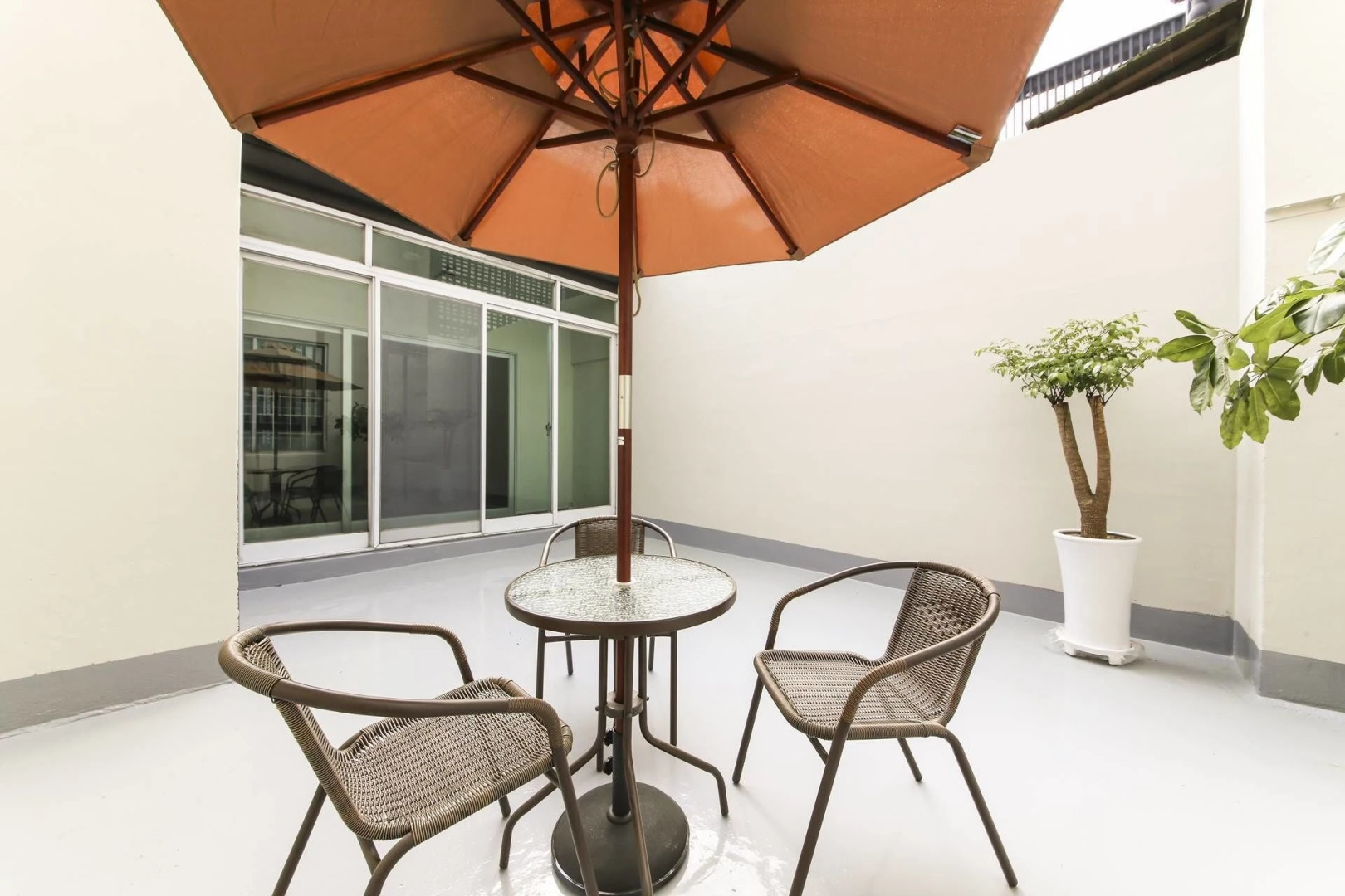 Gupo Station Almond Hotel