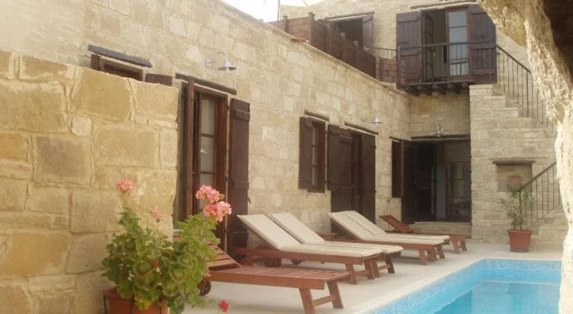 Vrakas House