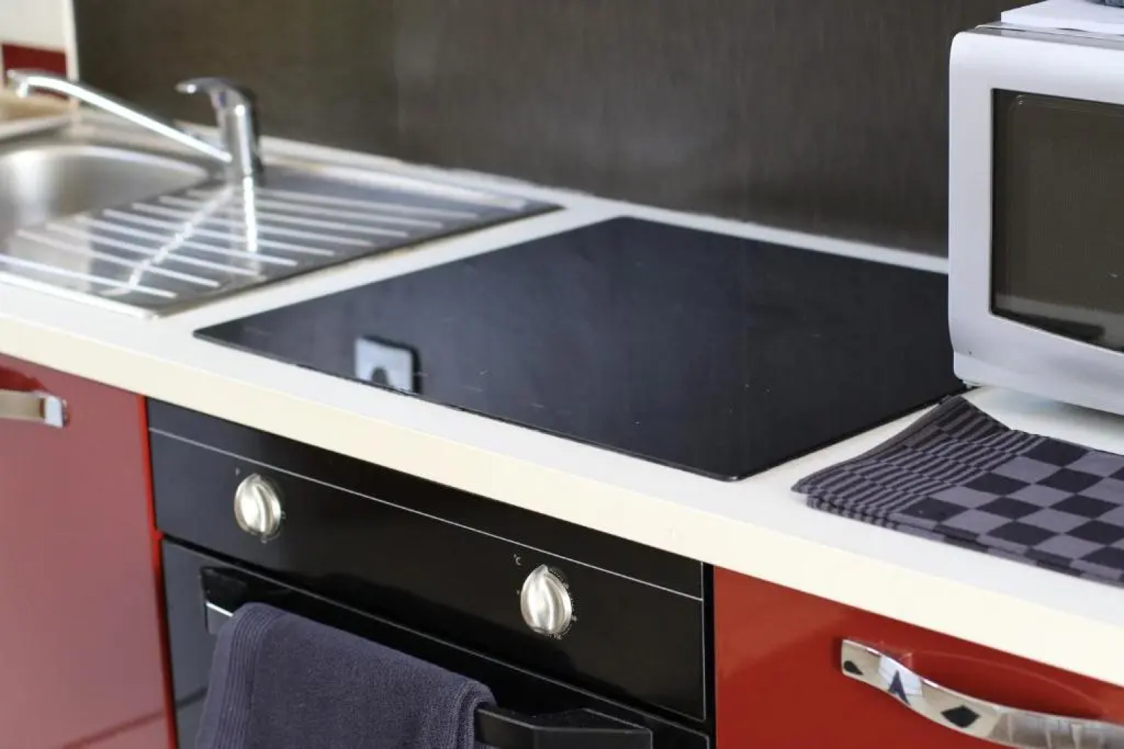 Coquet T2 ,terrasse,parking ,4 kms d Avignon