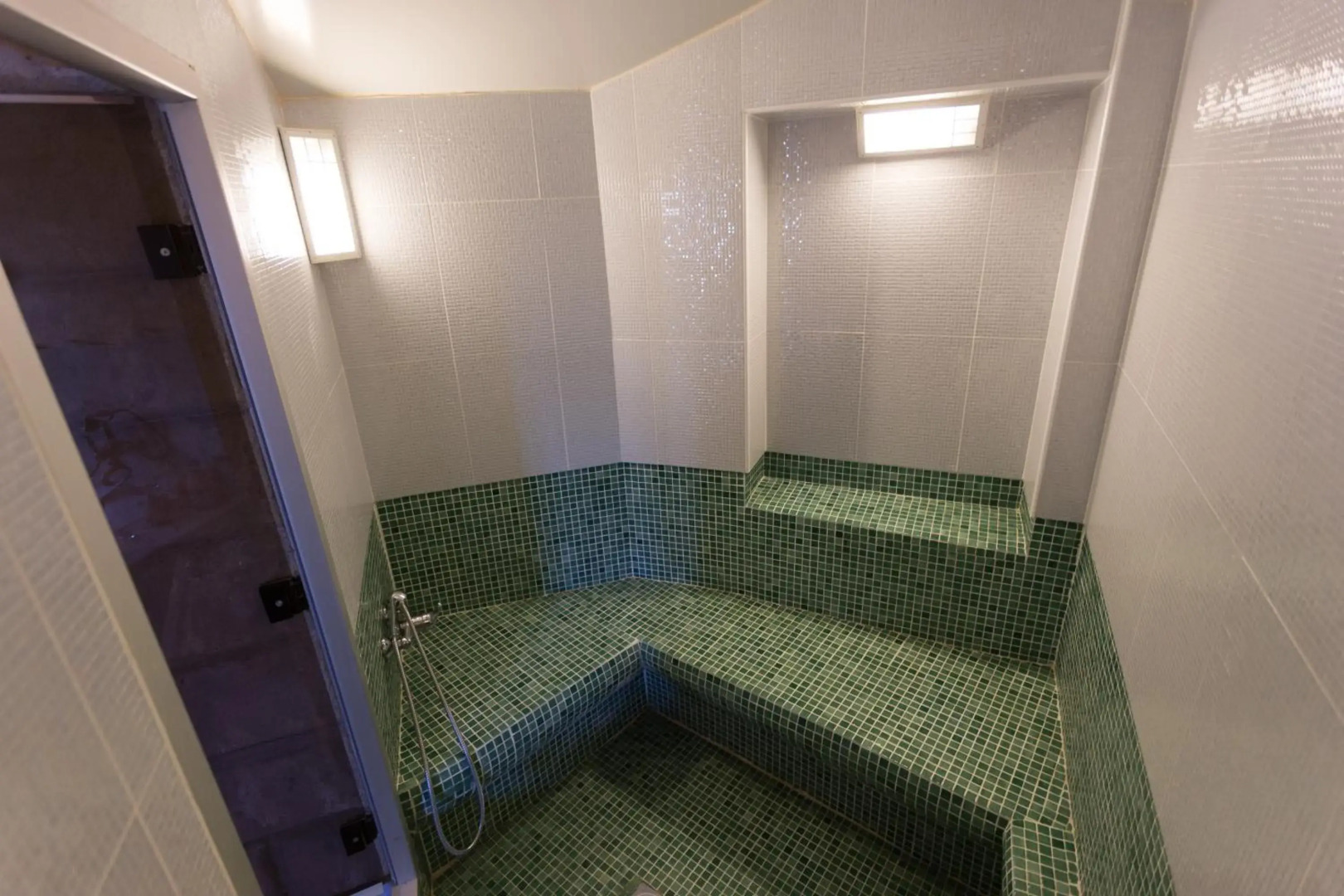 Tranquil Infinity Pool Getaway (private jacuzzi and steam bath, pool, garden, sea and city views)