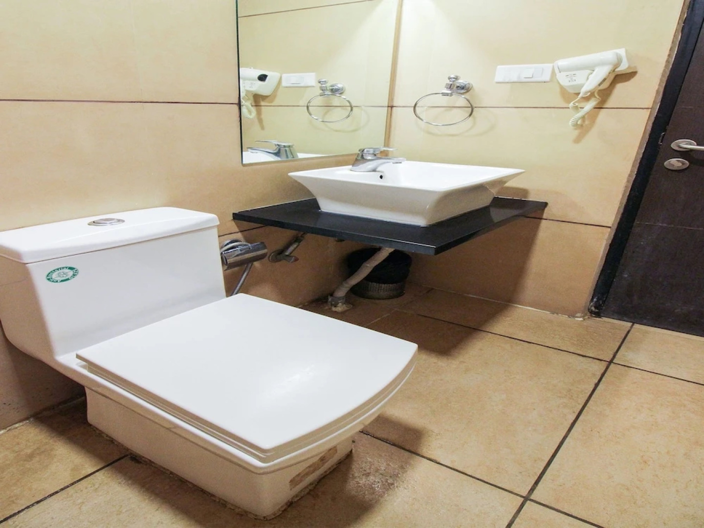 Capital O 15964 NI Ambaari Suites