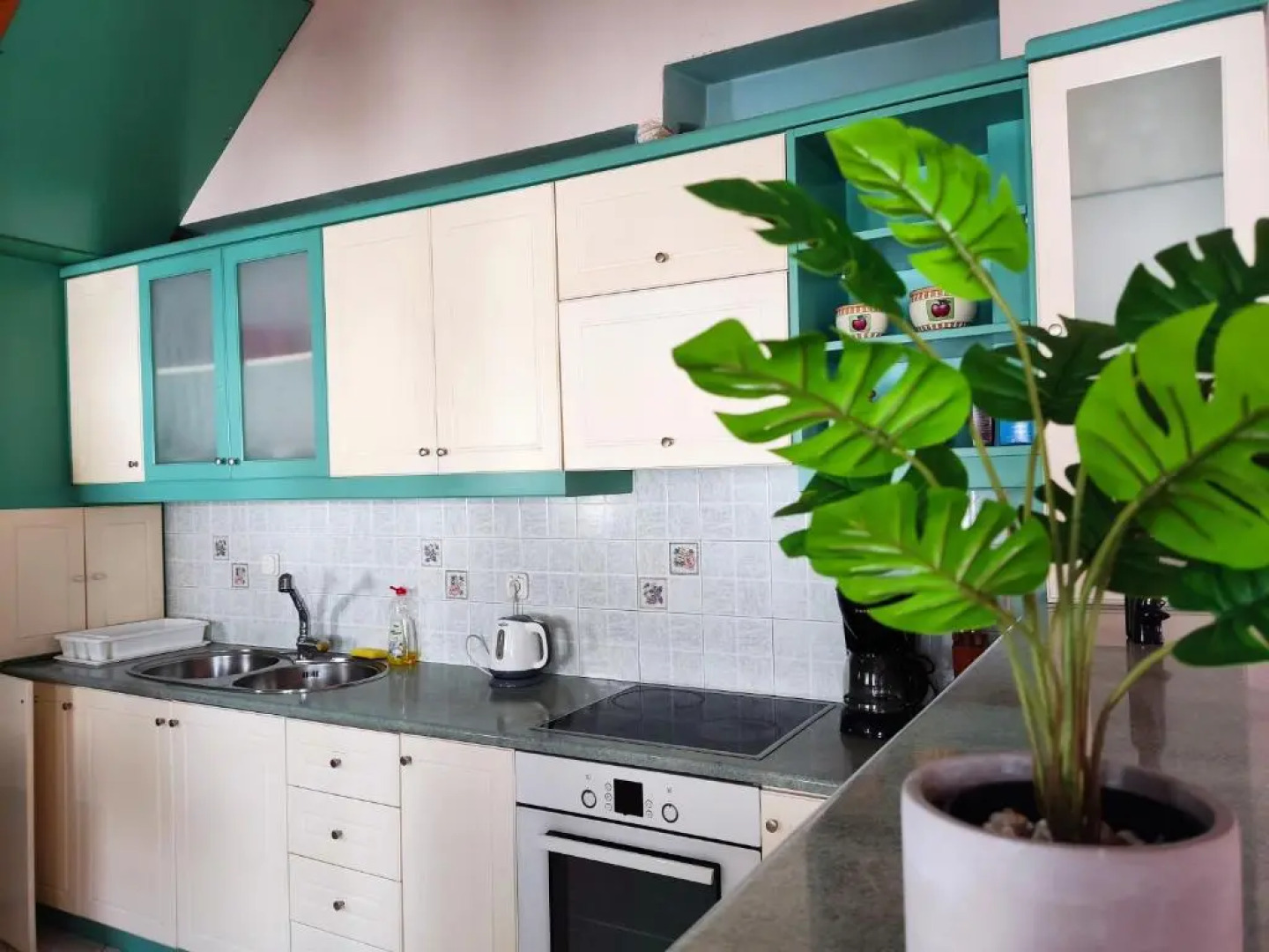 ANASSA HOME A Spacious Cretan House Next To The Sea, Family and Couple Friendly with Terrace in Makry Gialos & Ierapetra