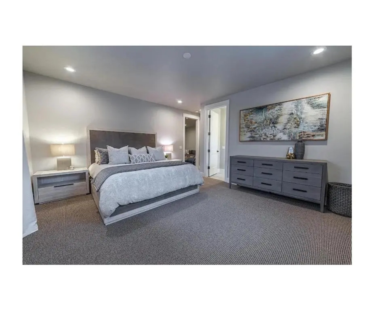 Premium 4BR/3.5B modern home near beach, skiing and downtown. Ping pong + bikes.