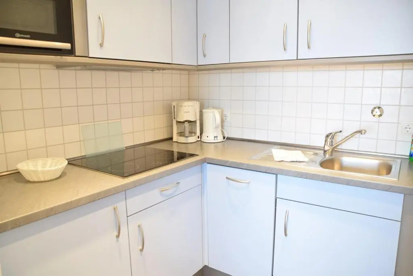 Schönes neues hochwertig renoviertes 2-Zimmer Appartement in der 4. Etage.