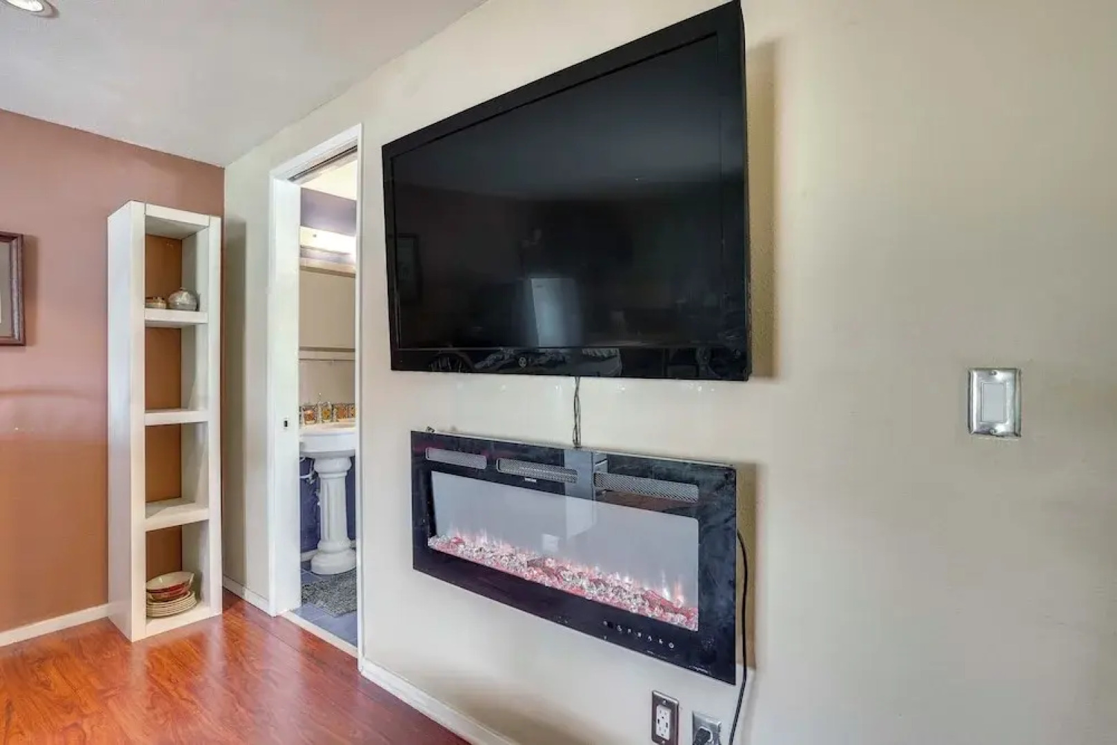 Pet-friendly Studio in Costa Mesa - 7 Mi to Beach!