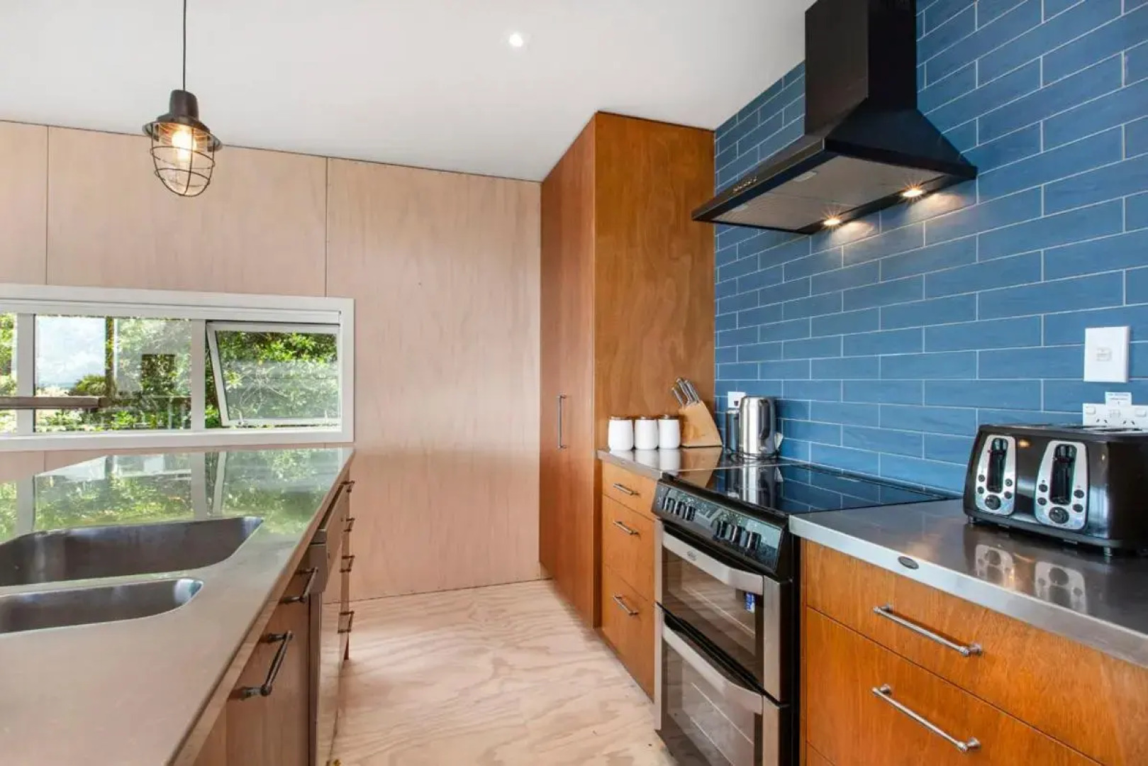 Surf Fortress - Raglan