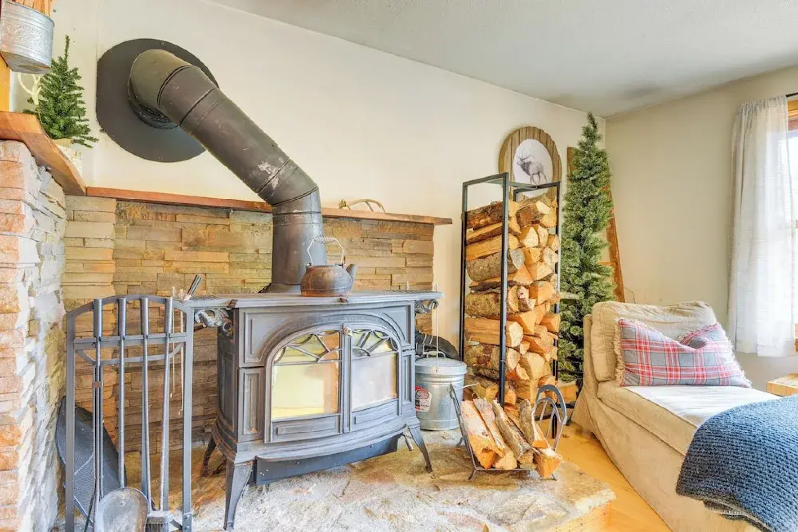 Storybook Stratton House: 3 Mi to Mount Snow!