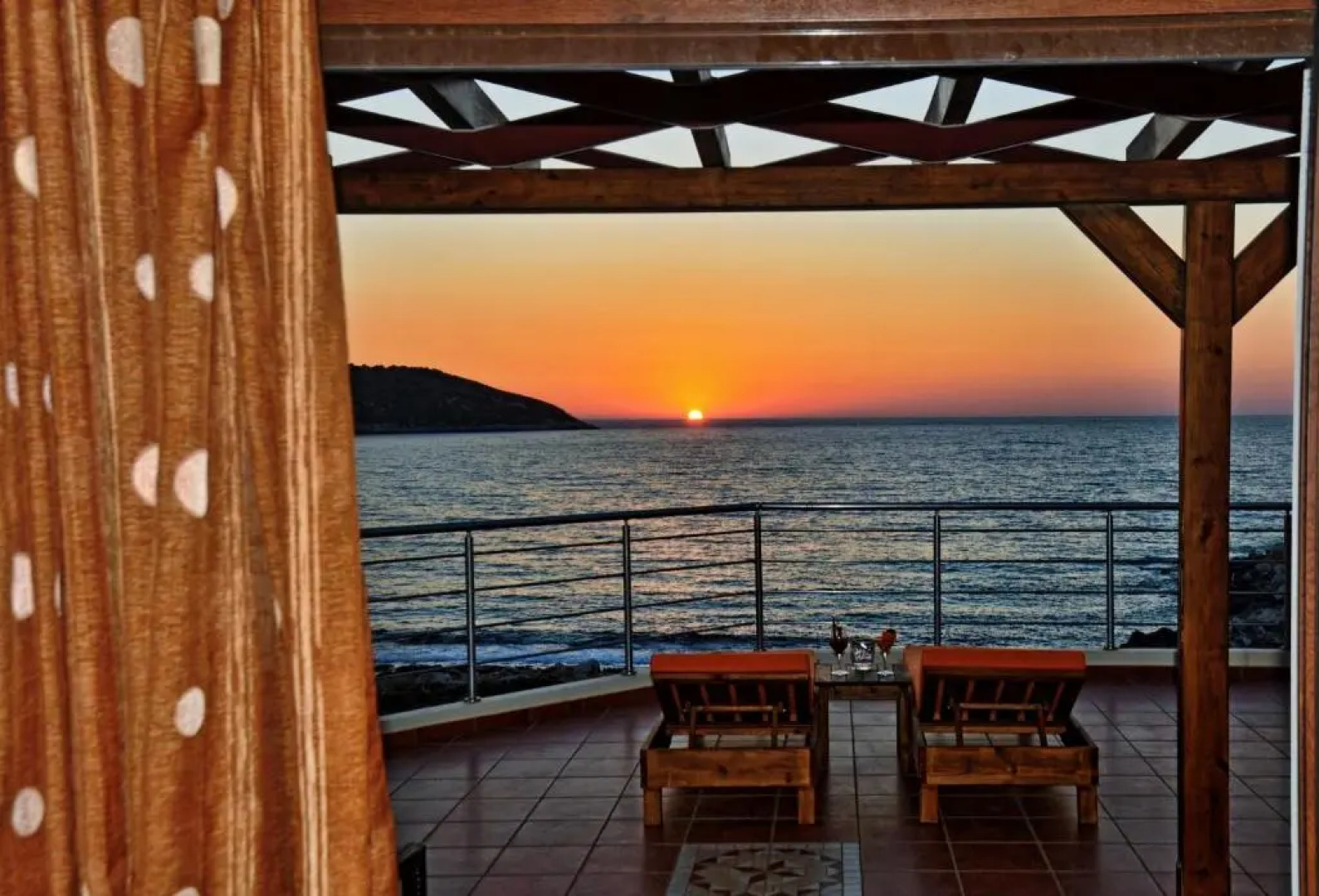 Faros Luxury Suites & Restaurant