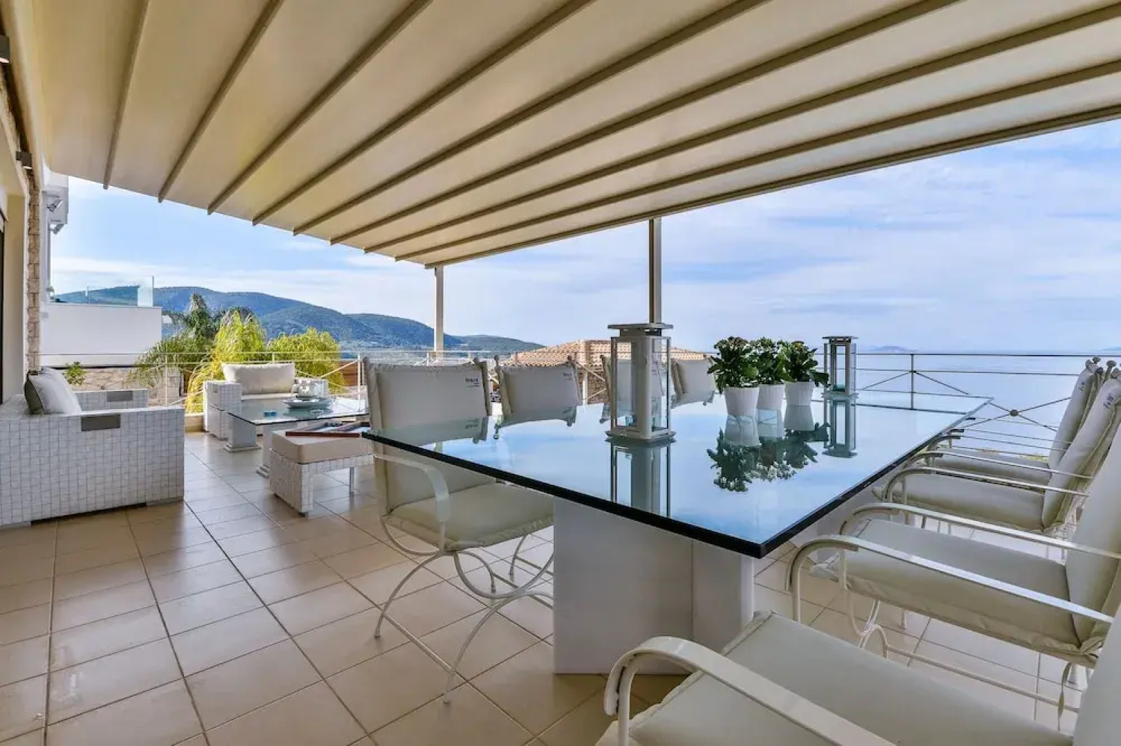 Villa with Striking views over the infinity Pool