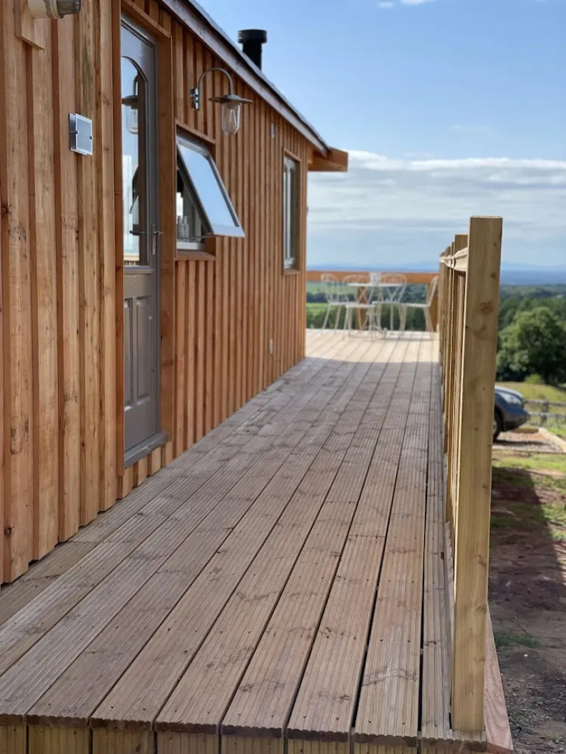 Cosy Lodge With Private Hot Tub in Tottergill Farm