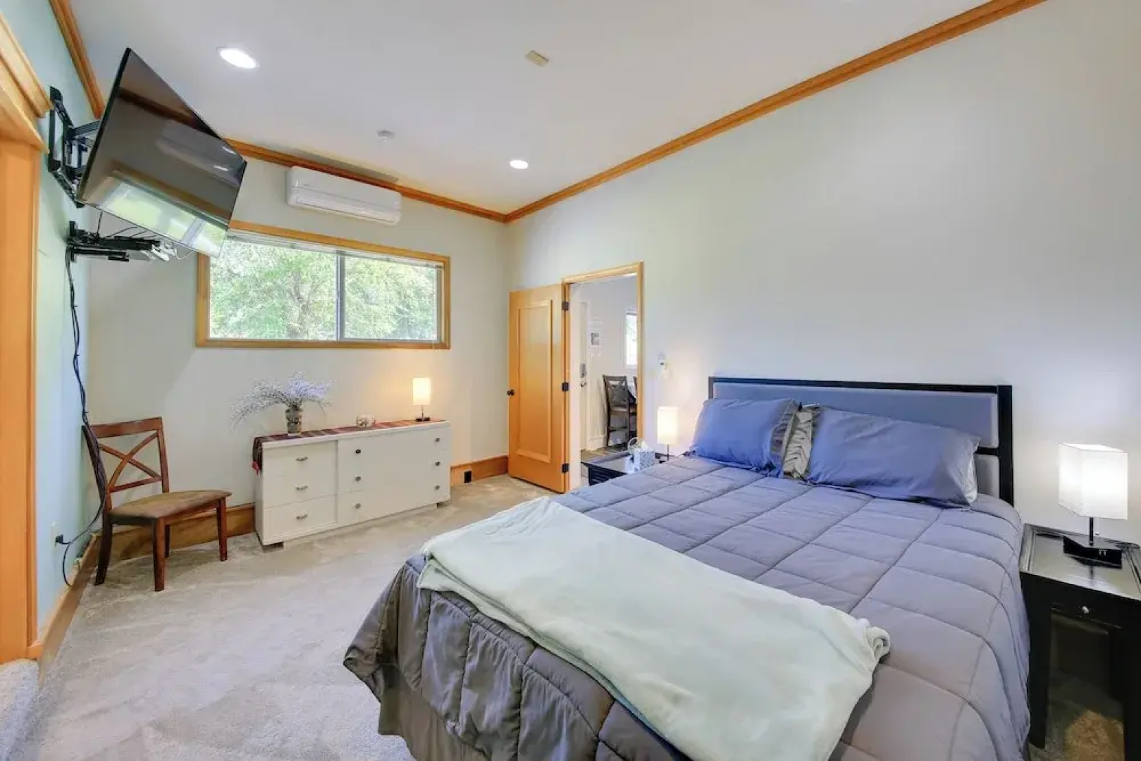 ~14 Mi to Schweitzer Mtn: Lakefront Home