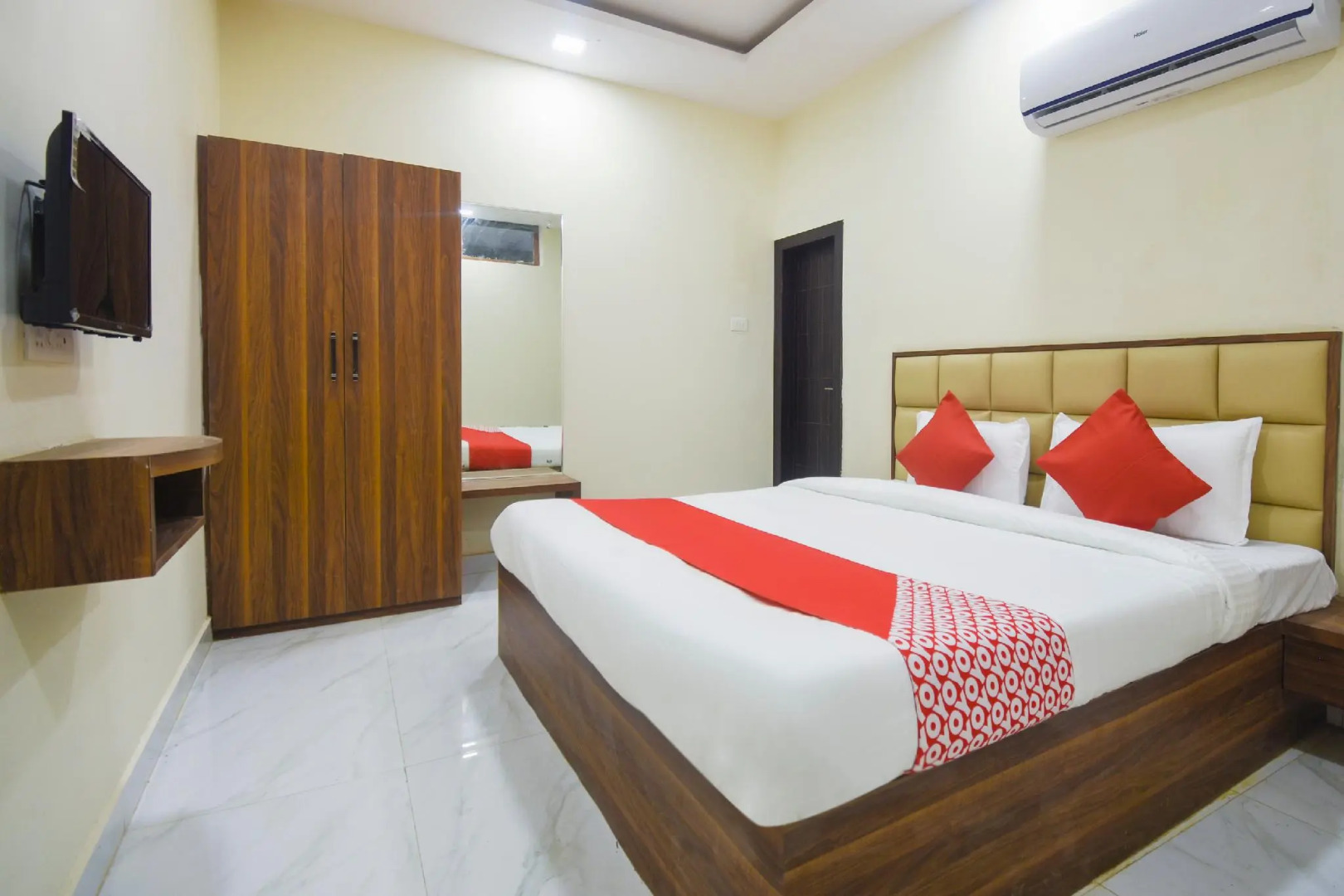 OYO 28789 Hotel Adarsh