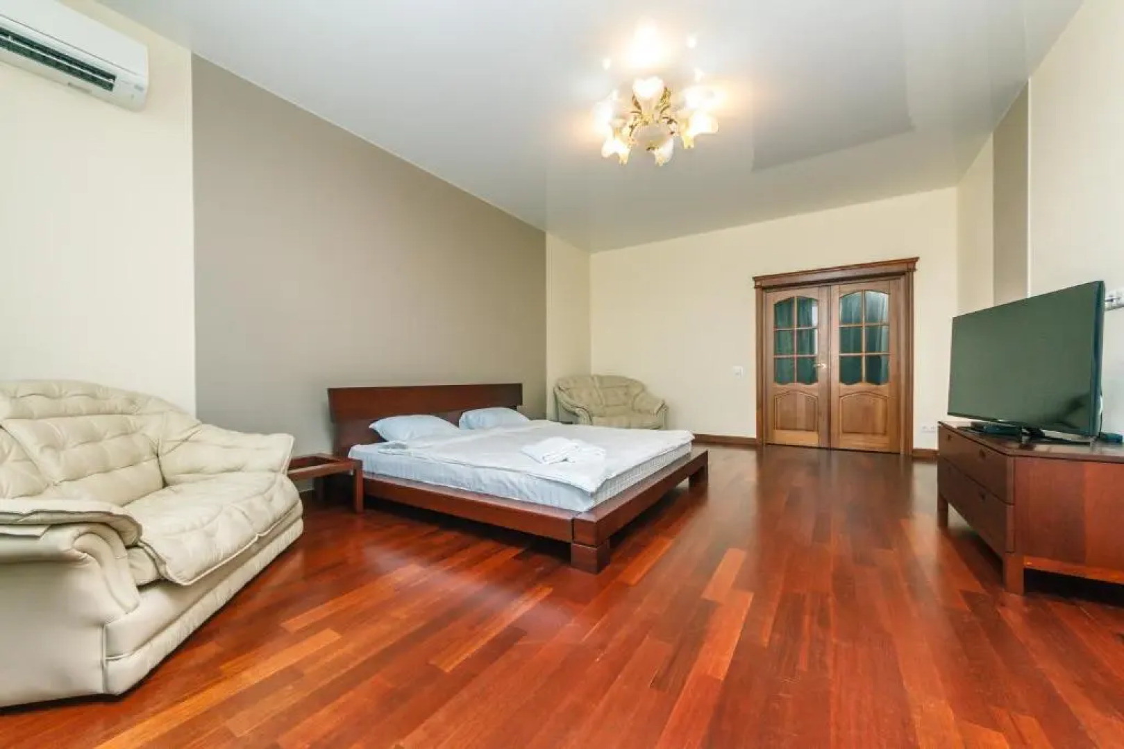 New building near Arena City Lesi Ukrainky 7a