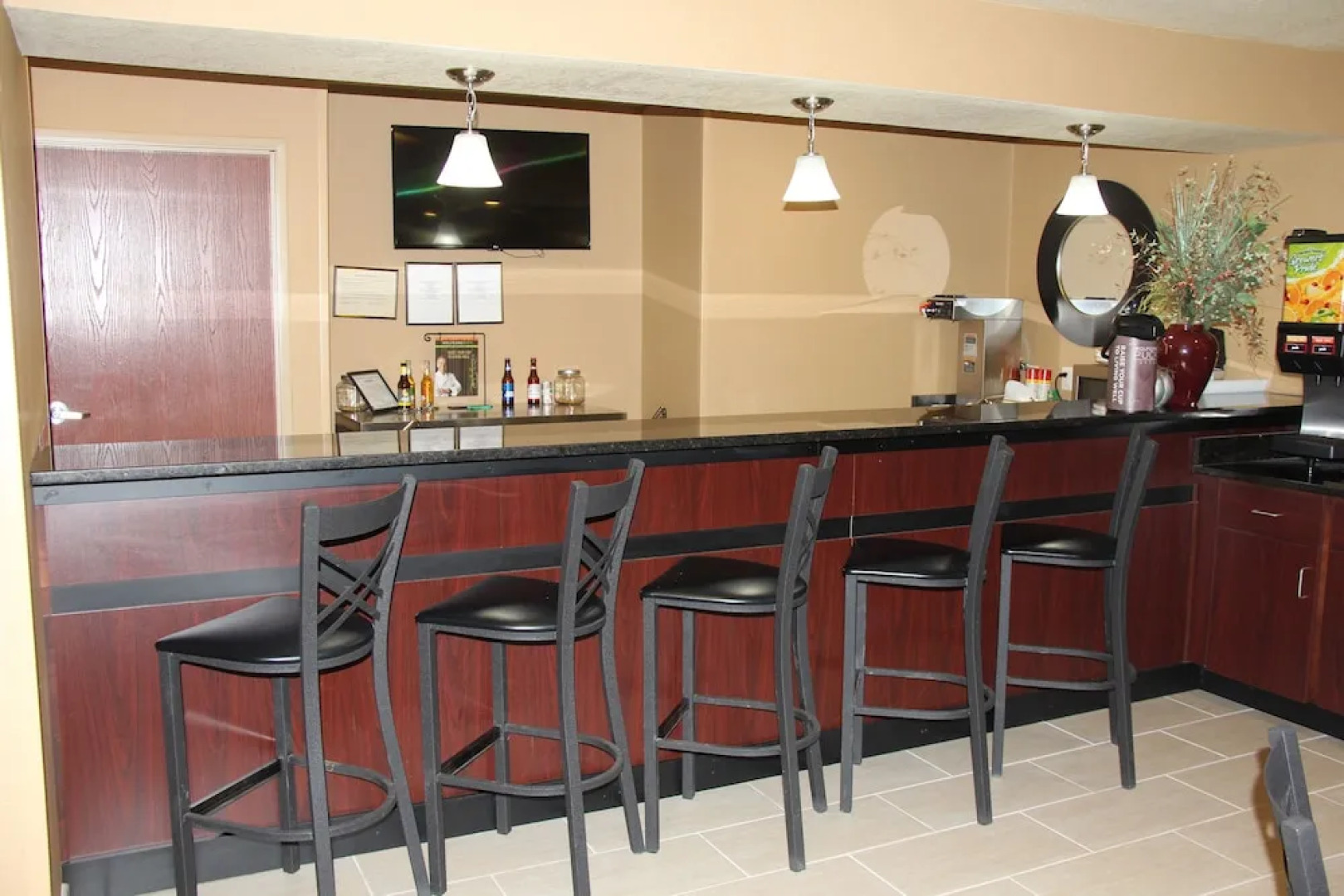 Castle Rock Inn & Suites