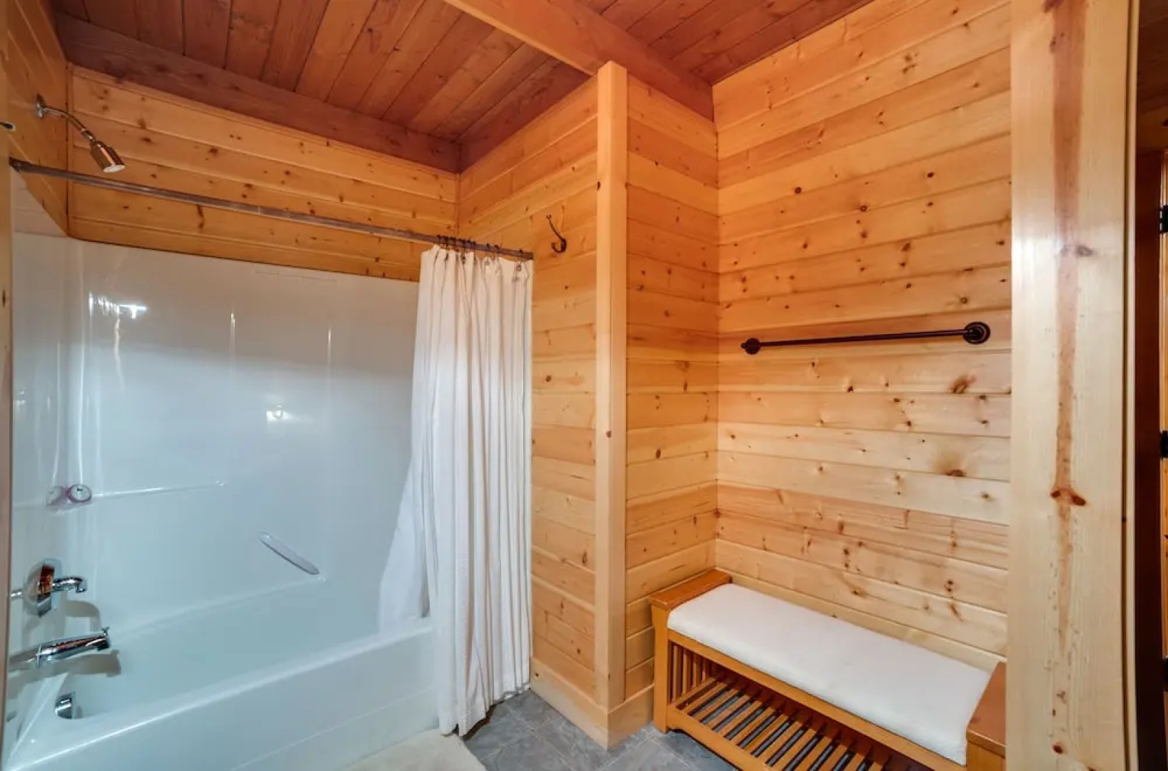 Mt. Baker Lodging Cabin 11 – Hot Tub, BBQ, Sleeps 6! by MBL