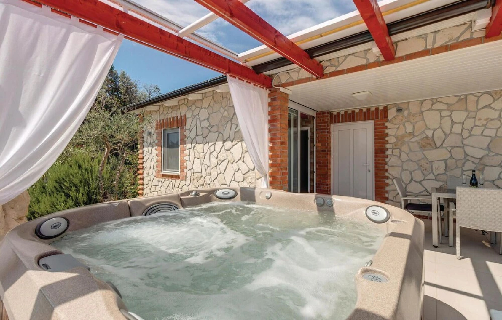 Stunning Home in Nerezine With Jacuzzi, Wifi and 2 Bedrooms