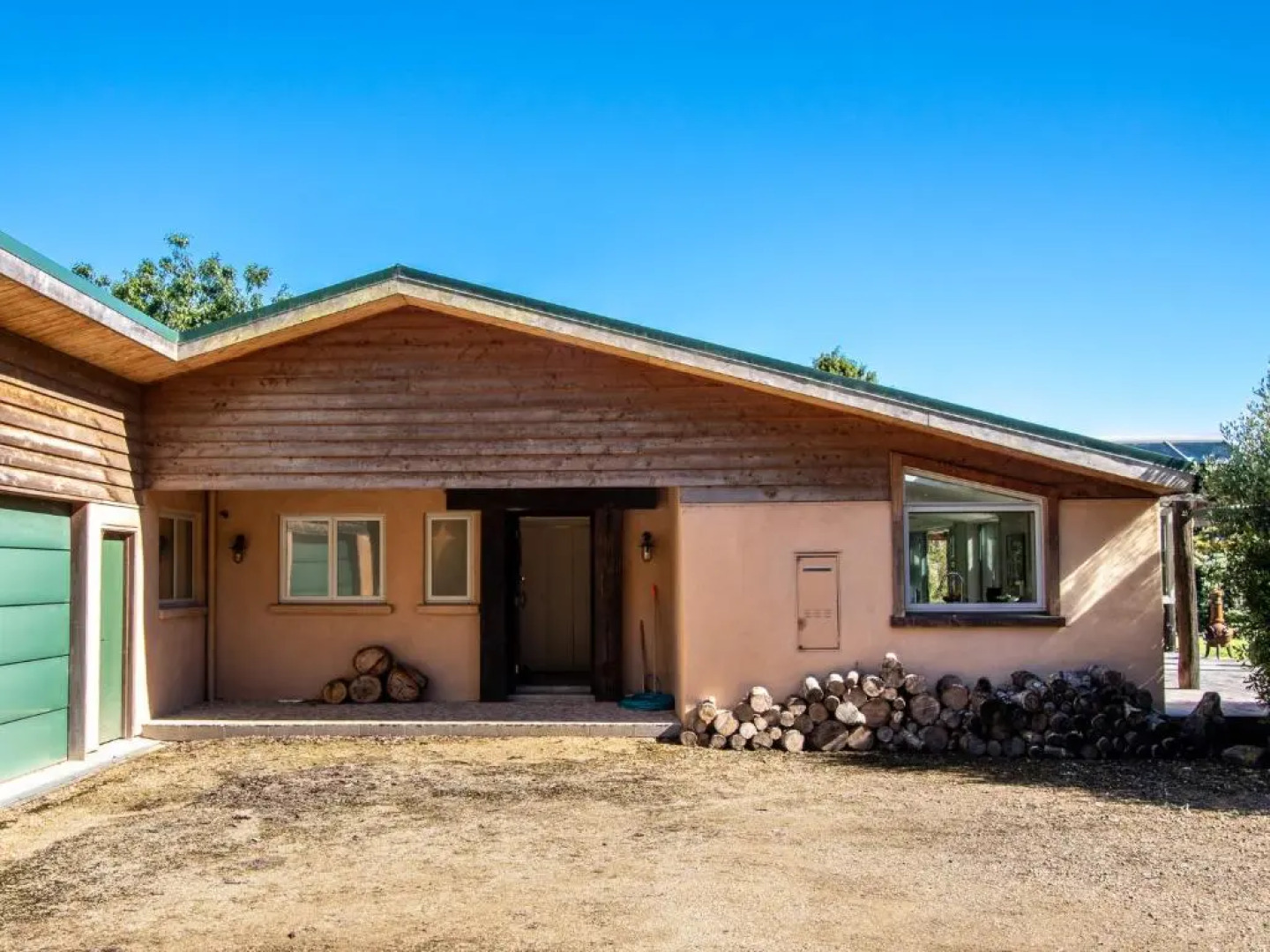 Golden Paradise - Rangihaeata Holiday Home