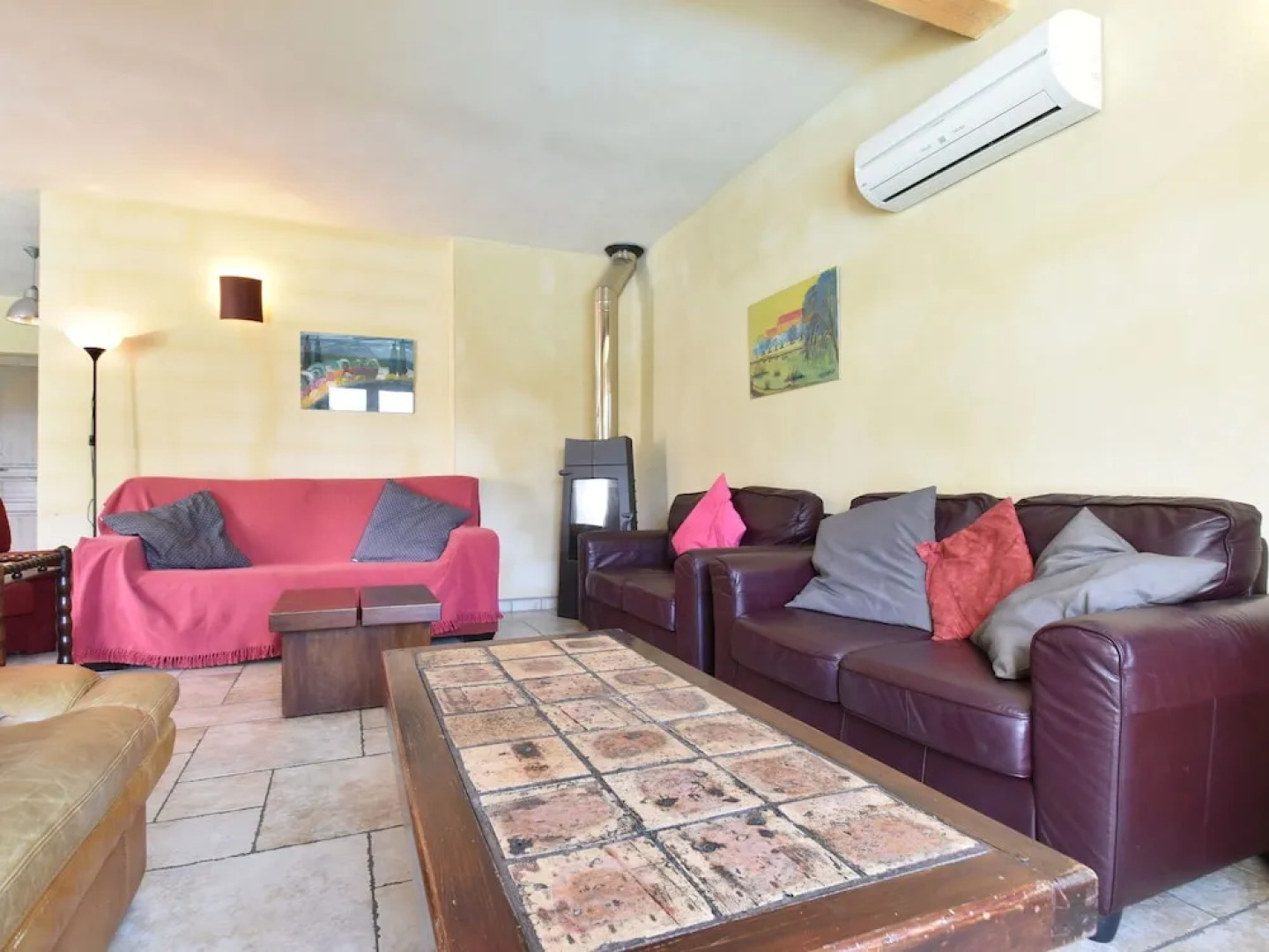 Spacious Villa in Vaison-la-Romaine with Swimming Pool