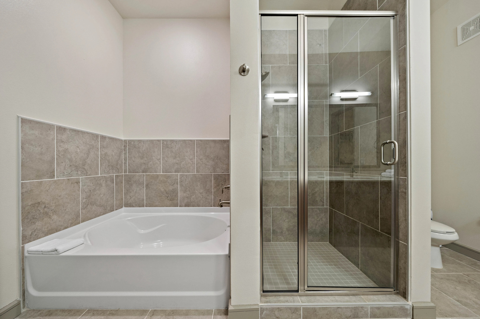 Spacious Apt With Amenities! Downtown Location!