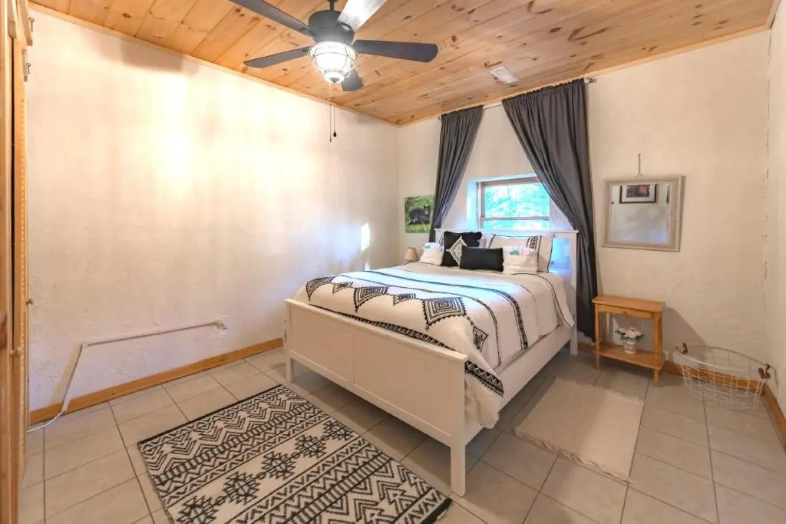 FAMILY FRIENDLY, Hot Tub, Fire pit, Pool Table, 2 Acres