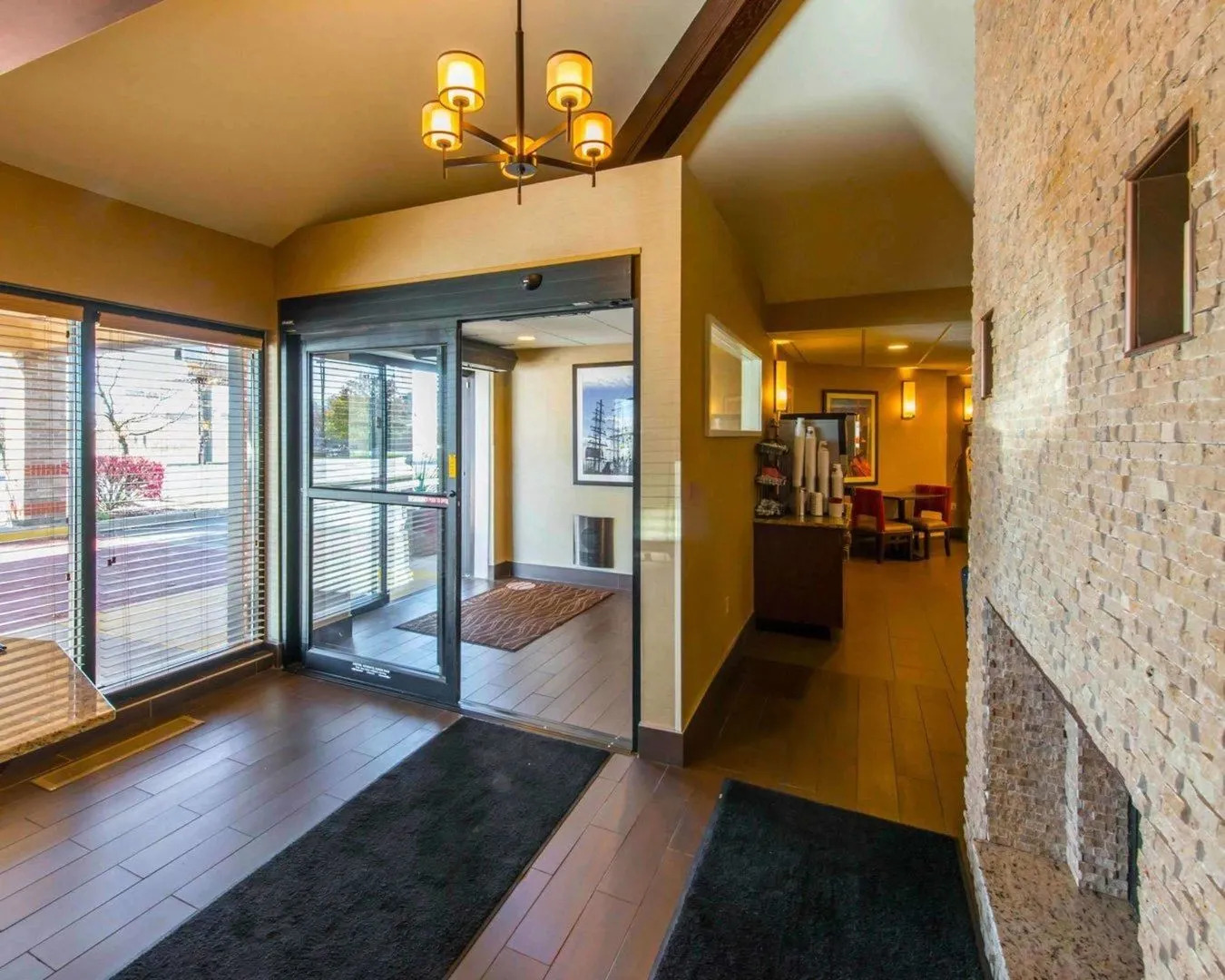 Comfort Inn & Suites Erie - Splash Lagoon Indoor Waterpark