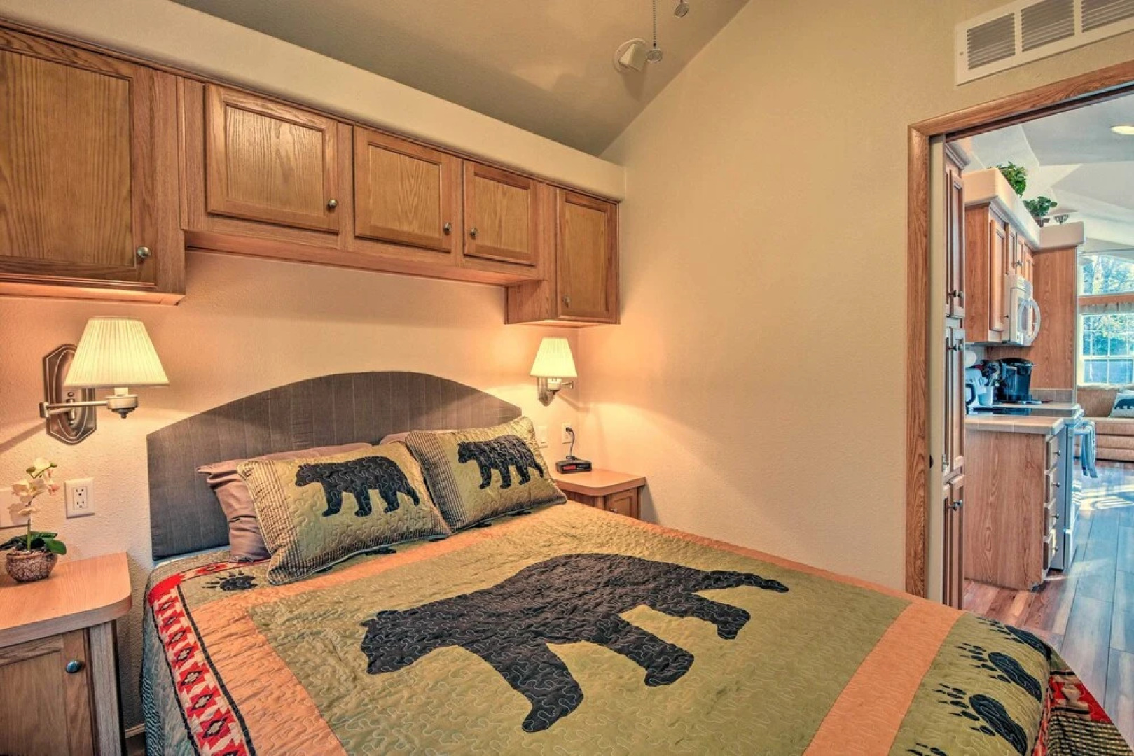 'the Cubs Den' Woodsy Highlands Home: Hike & Ski!