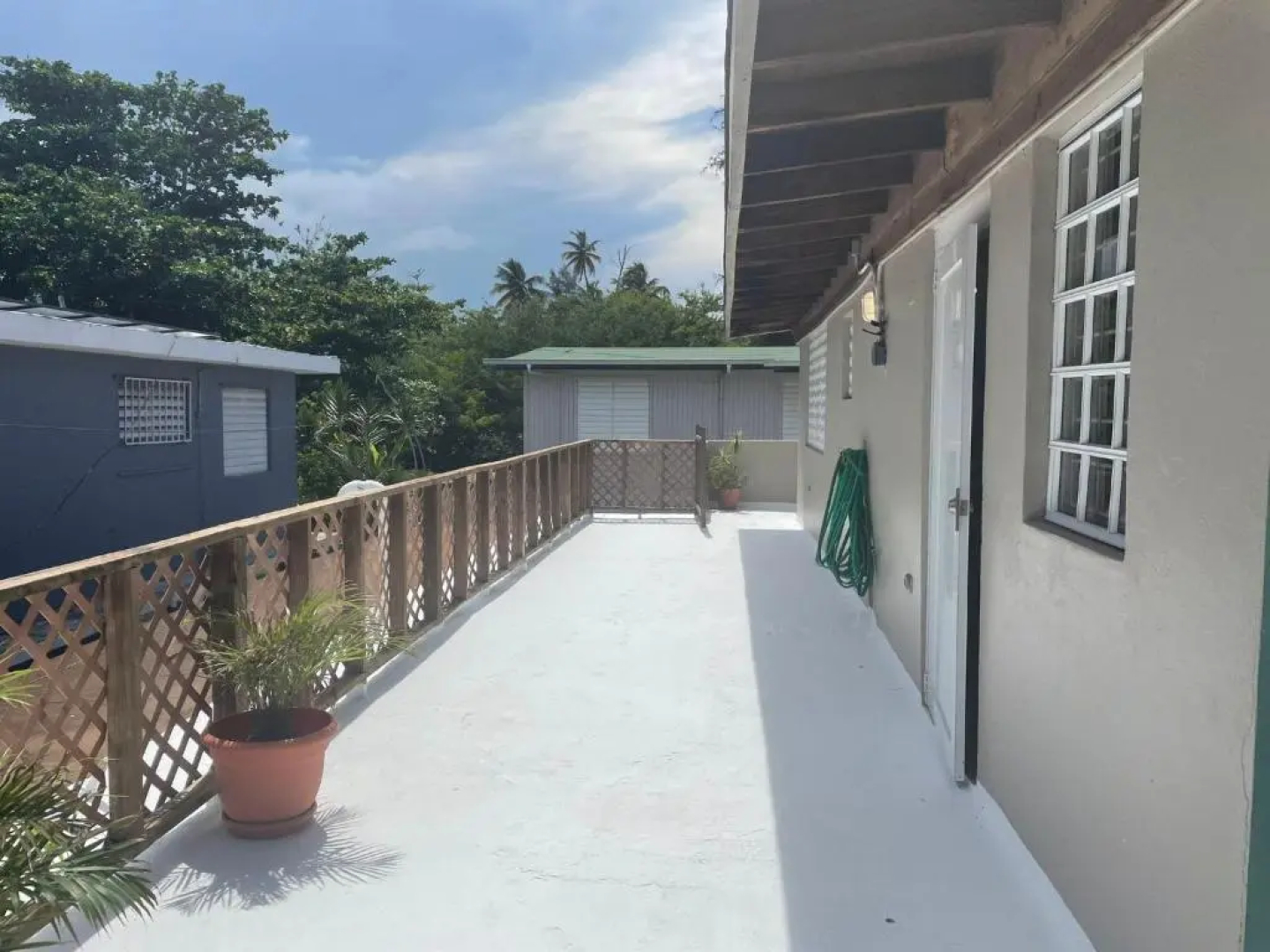 4 Bedr 2 Bathr 2 Level Beach Front House.