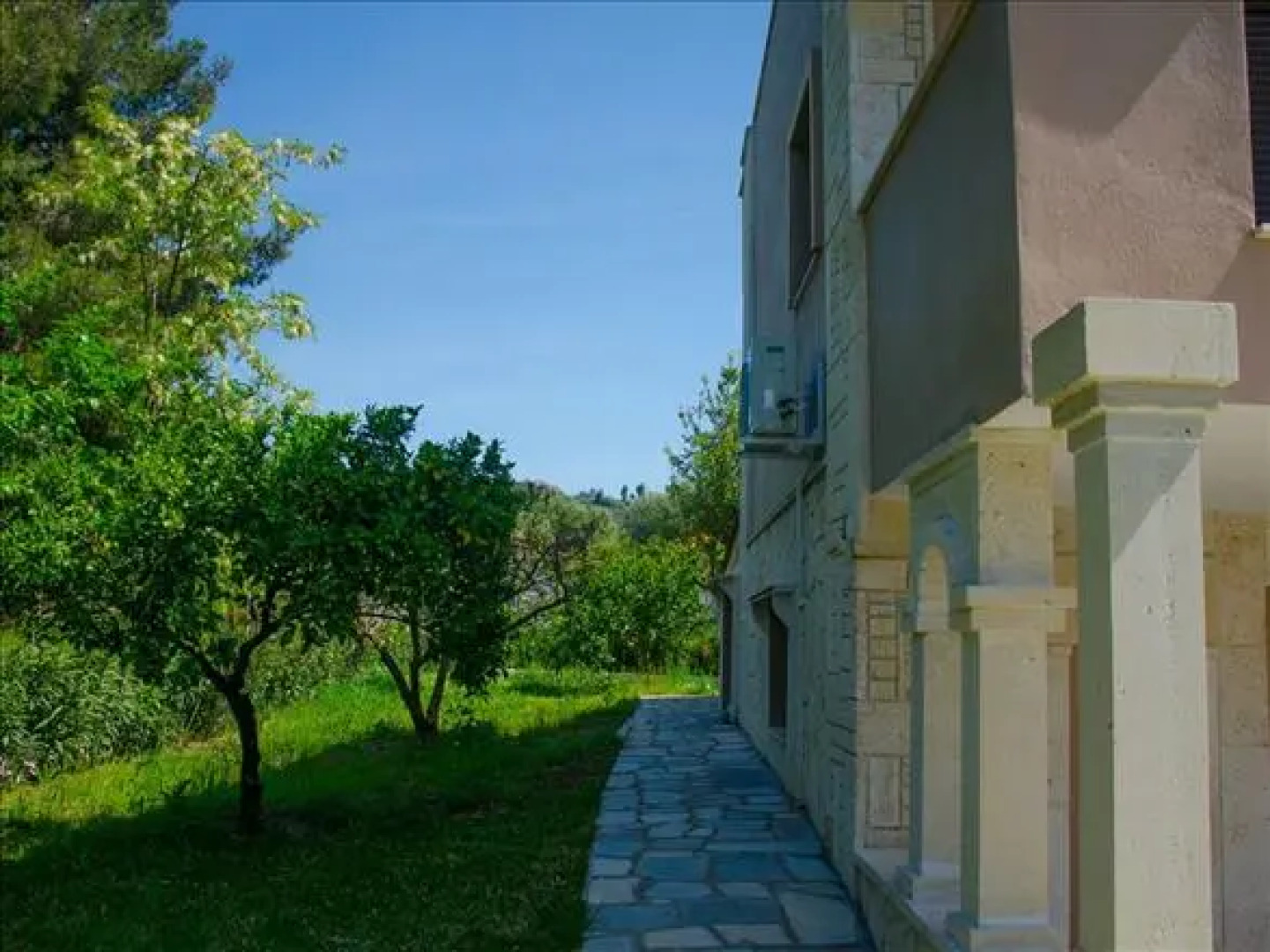 Paradisos Apartments