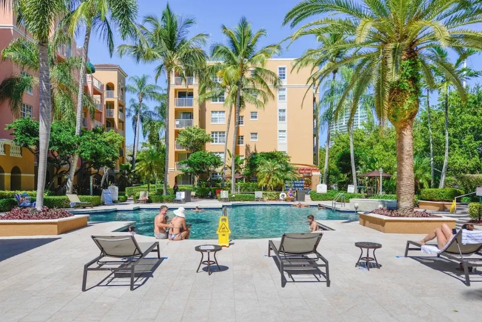 Exclusive Condo 10 Min to the Beach