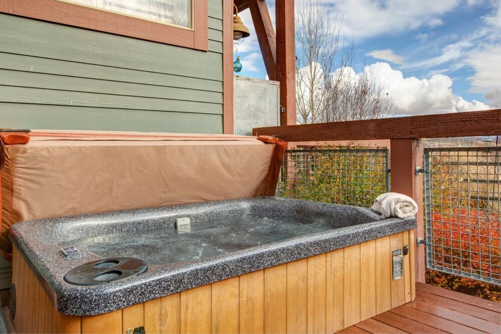 2BR Newpark Townhouse with Hot Tub by RedAwning
