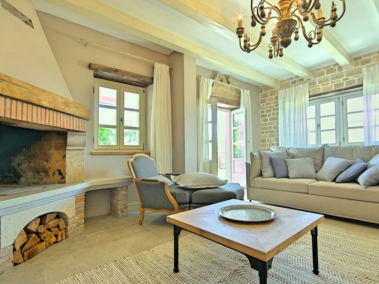 Plushy Villa in Ladici With Pool and Whirlpool