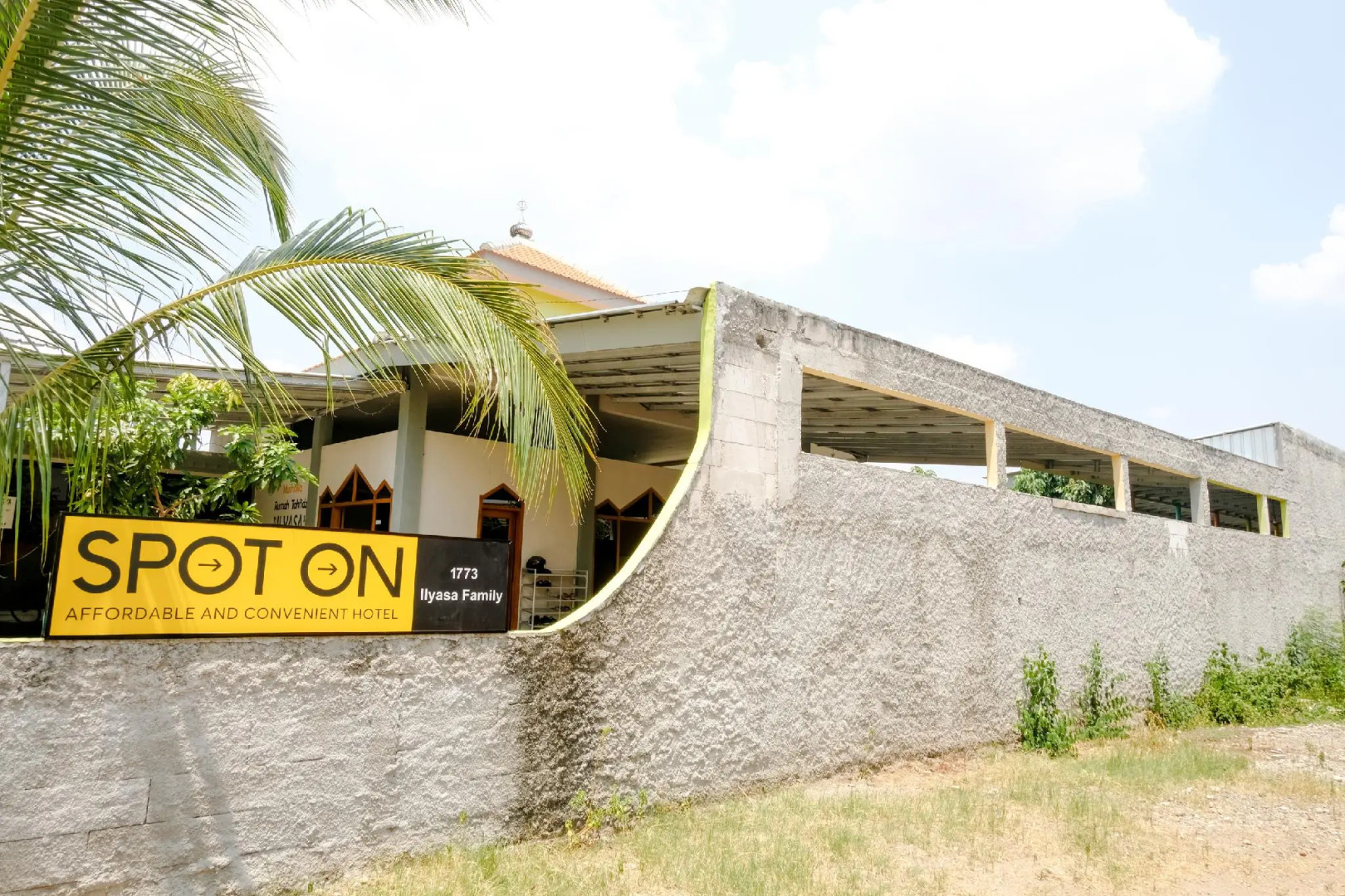 Hotel O Ilyasa Family