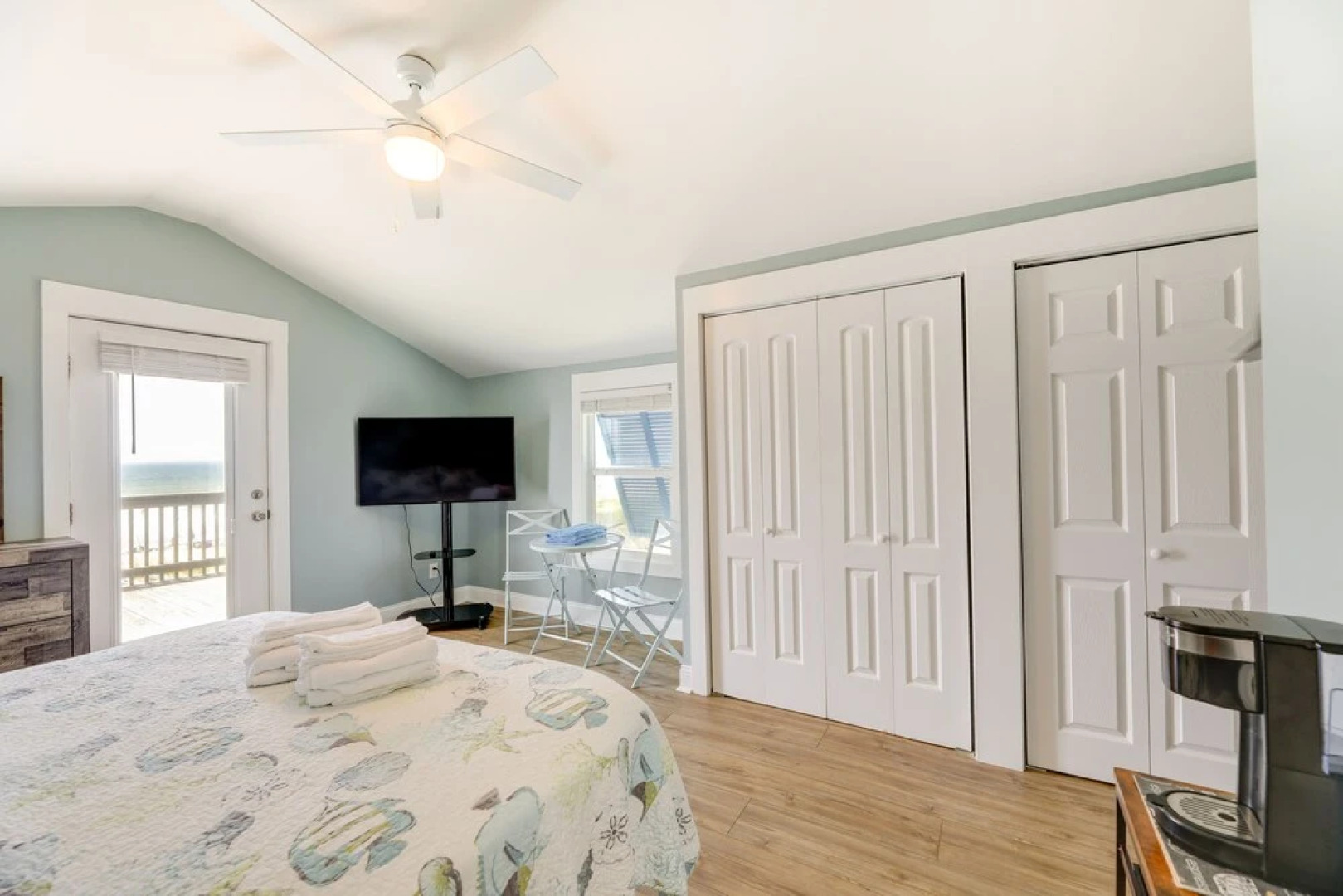 Emerald Isle Retreat - Steps Away From Beach!