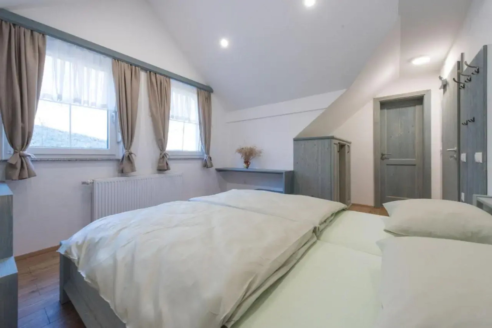 Apartments and rooms Tolc